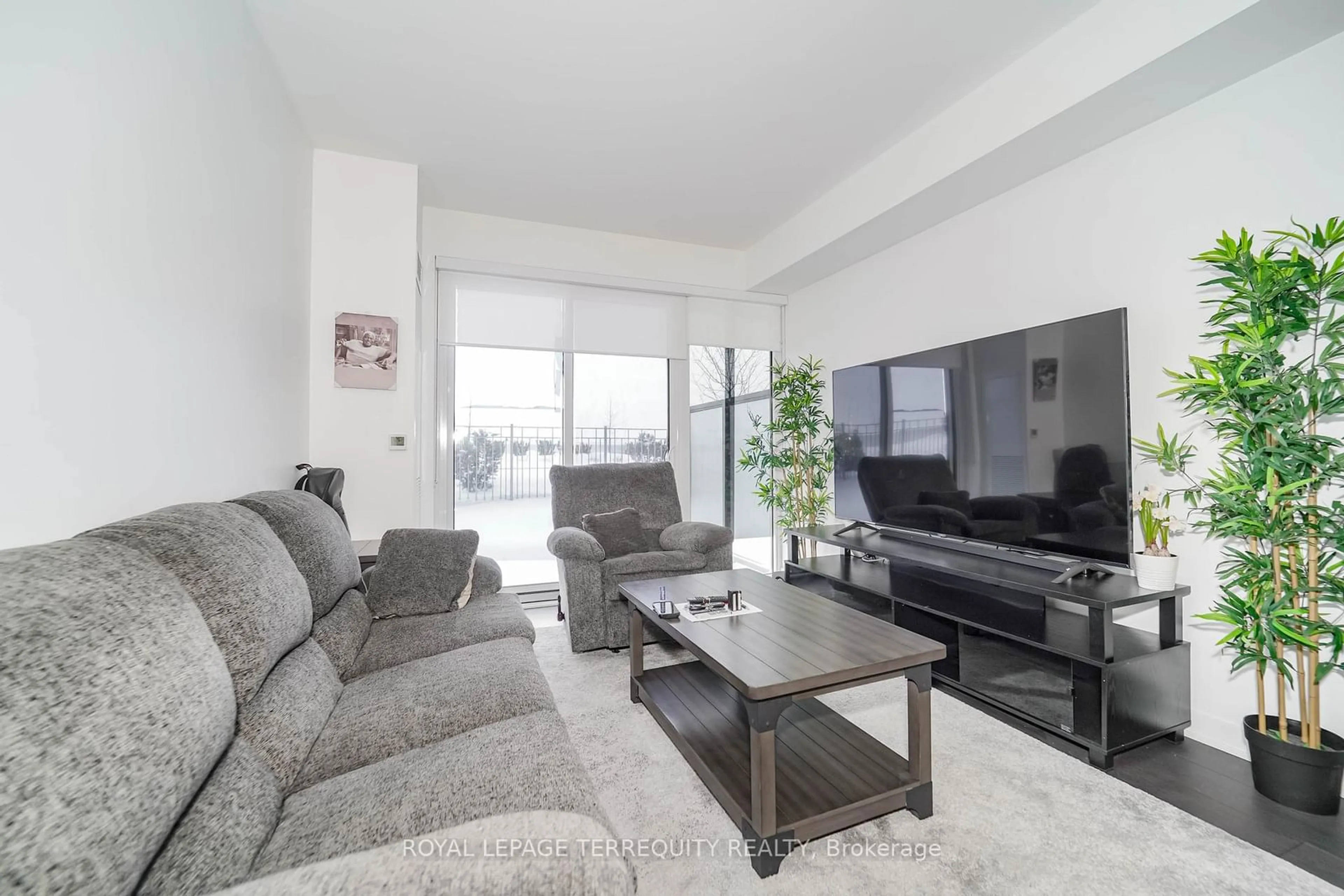 Living room with furniture, unknown for 85 Oneida Cres #302, Richmond Hill Ontario L4B 0H4