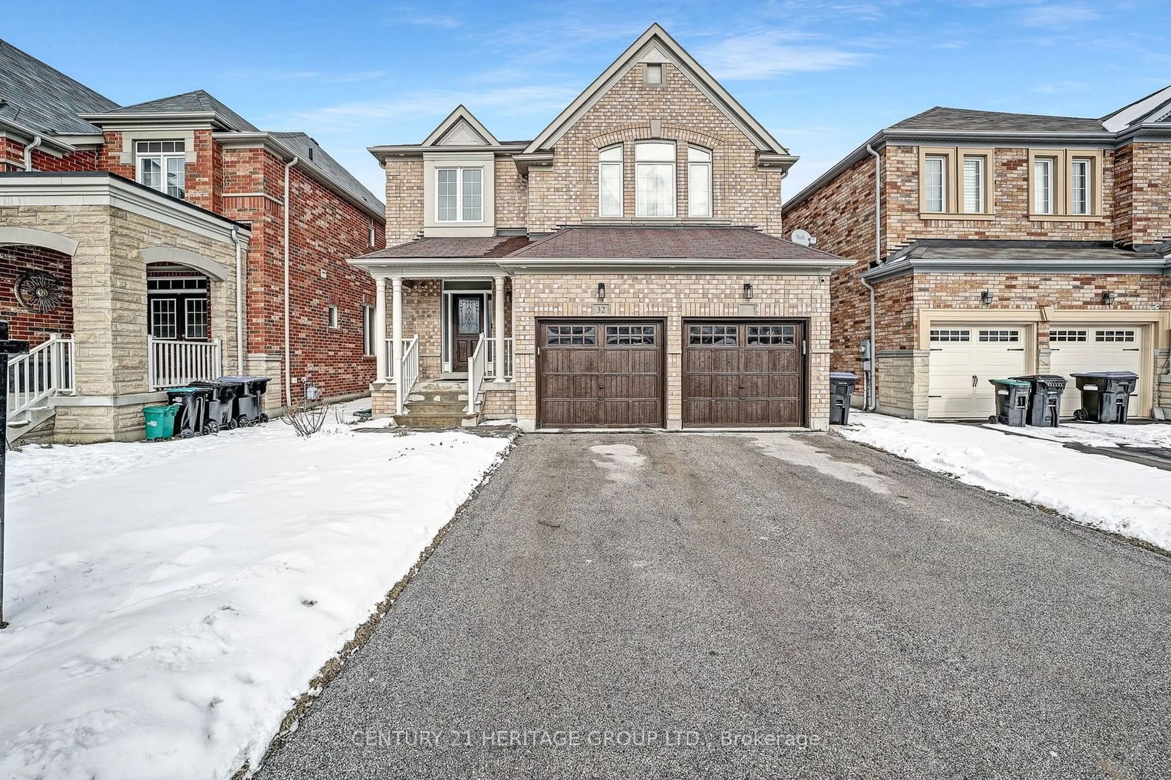 Home with brick exterior material, street for 32 Amberwing Landing, Bradford West Gwillimbury Ontario L3Z 0H9