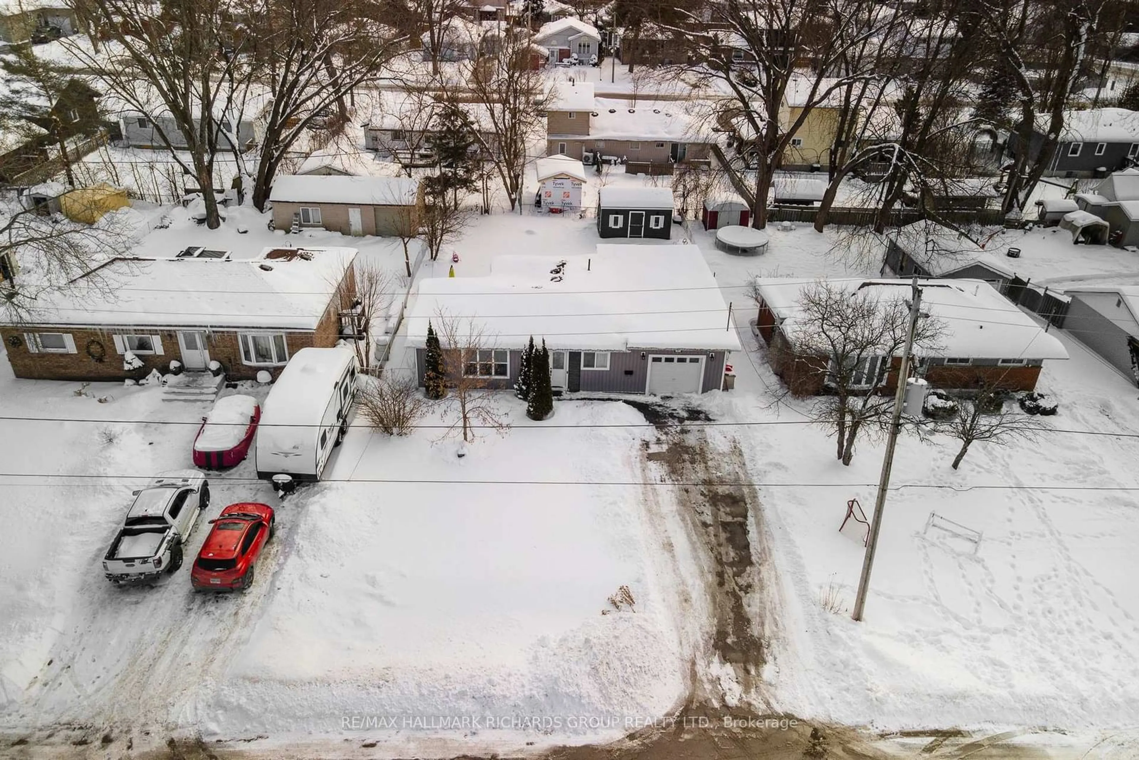 A pic from outside/outdoor area/front of a property/back of a property/a pic from drone, street for 167 Gwendolyn Blvd, Georgina Ontario L4P 2K1