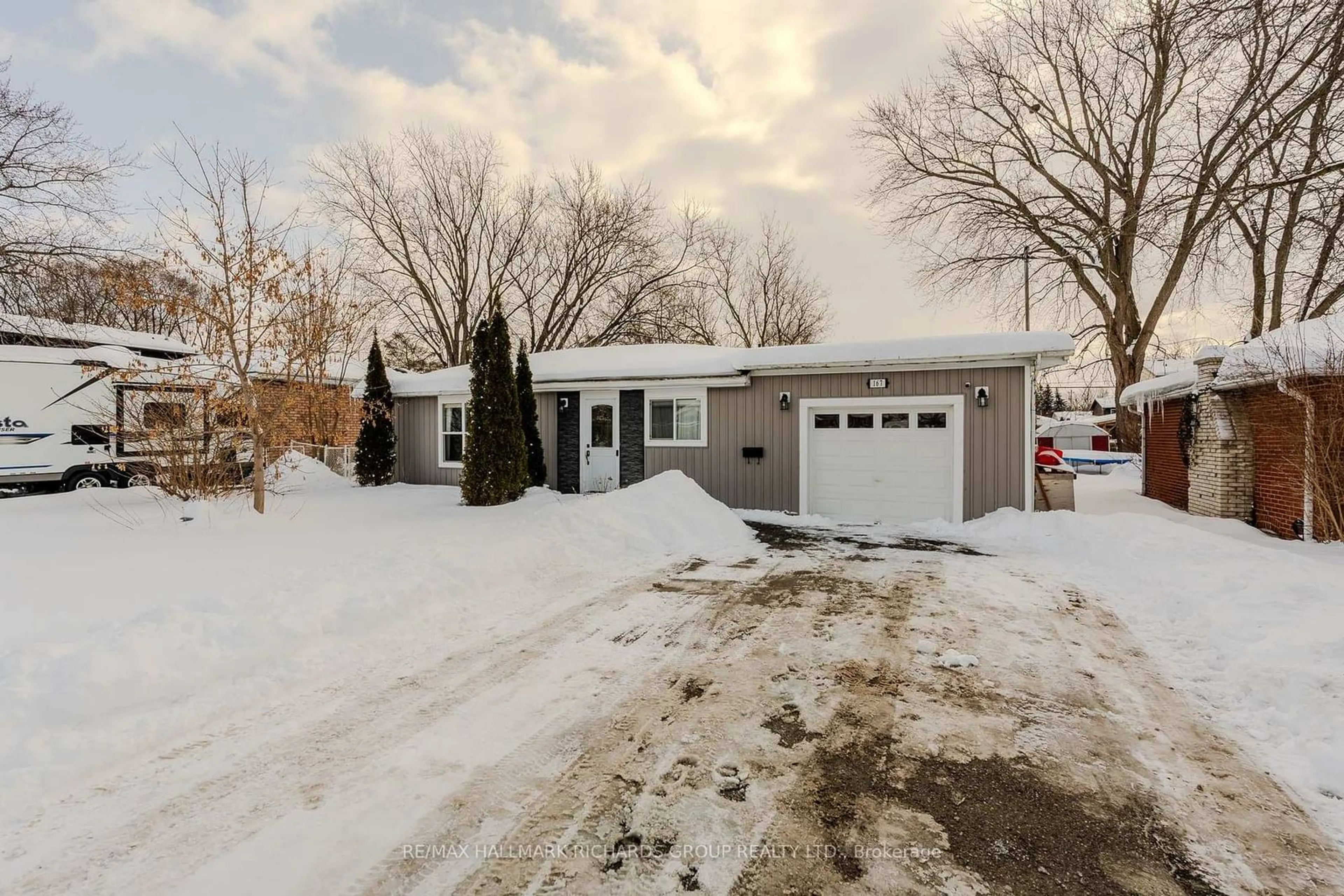 A pic from outside/outdoor area/front of a property/back of a property/a pic from drone, street for 167 Gwendolyn Blvd, Georgina Ontario L4P 2K1