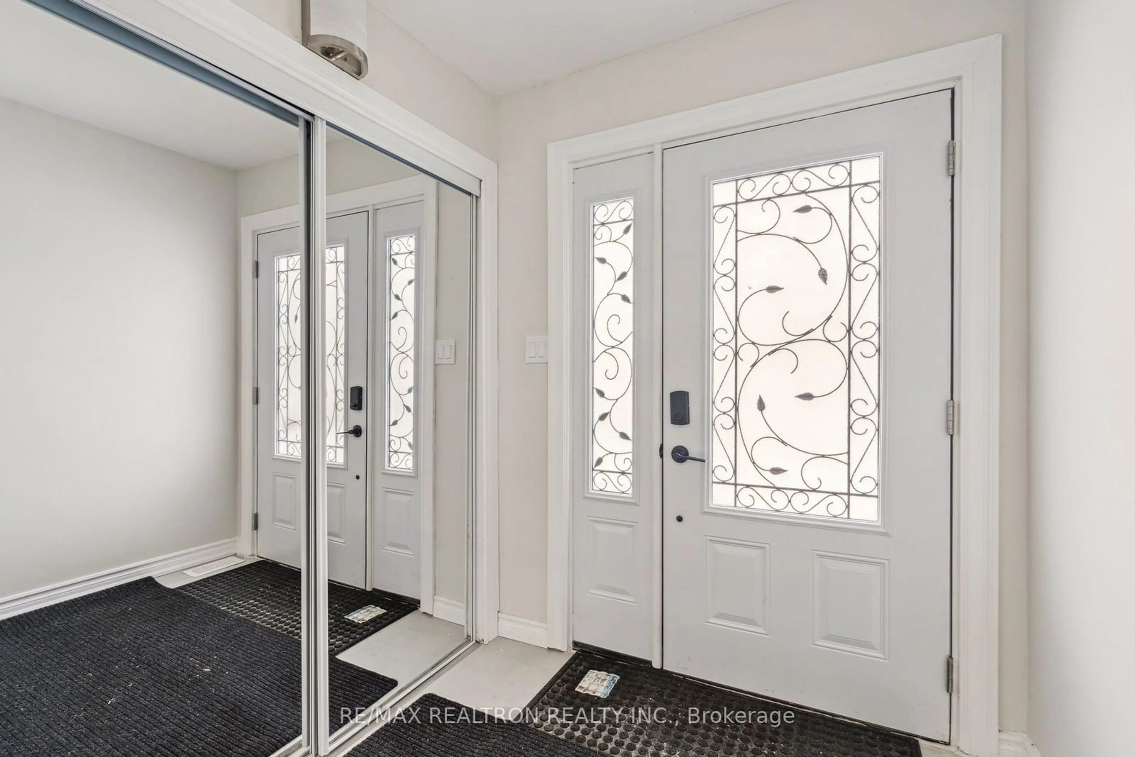 Indoor entryway for 156 Bayview Ave, Georgina Ontario L4P 2S9