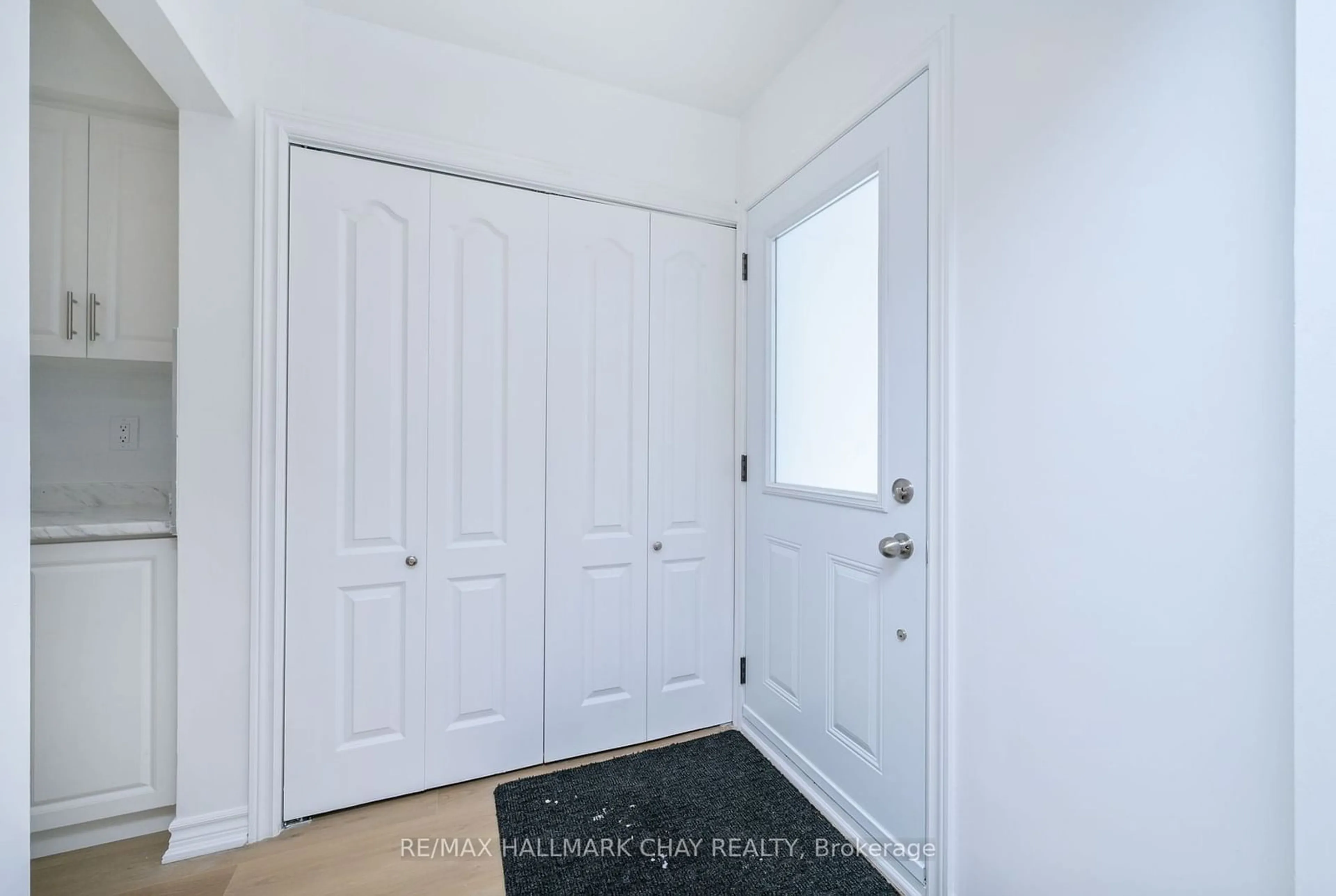 Indoor entryway for 85 Stewart Ave, New Tecumseth Ontario L9R 1C4