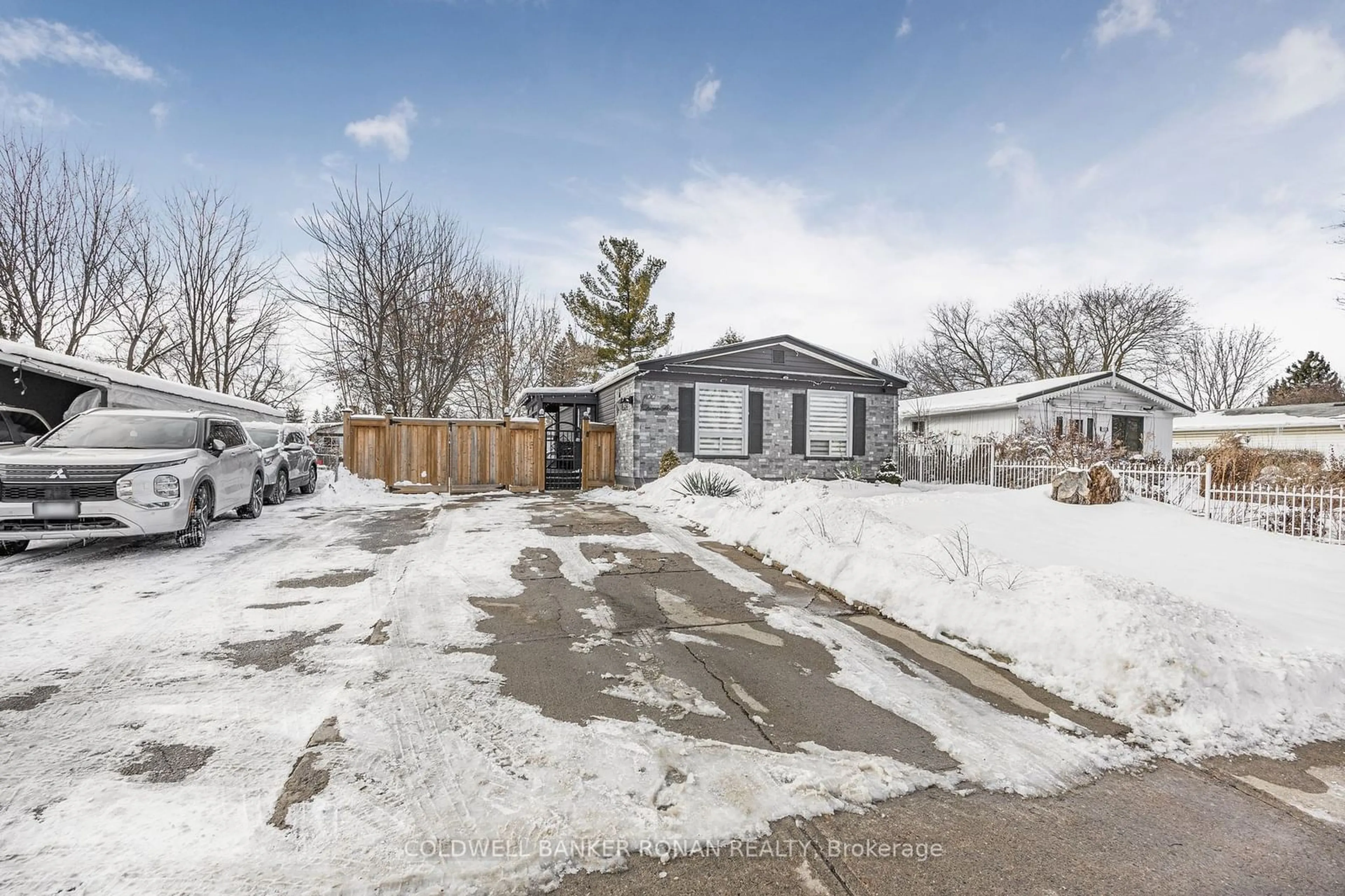 A pic from outside/outdoor area/front of a property/back of a property/a pic from drone, street for 100 Queen St, New Tecumseth Ontario L0G 1W0