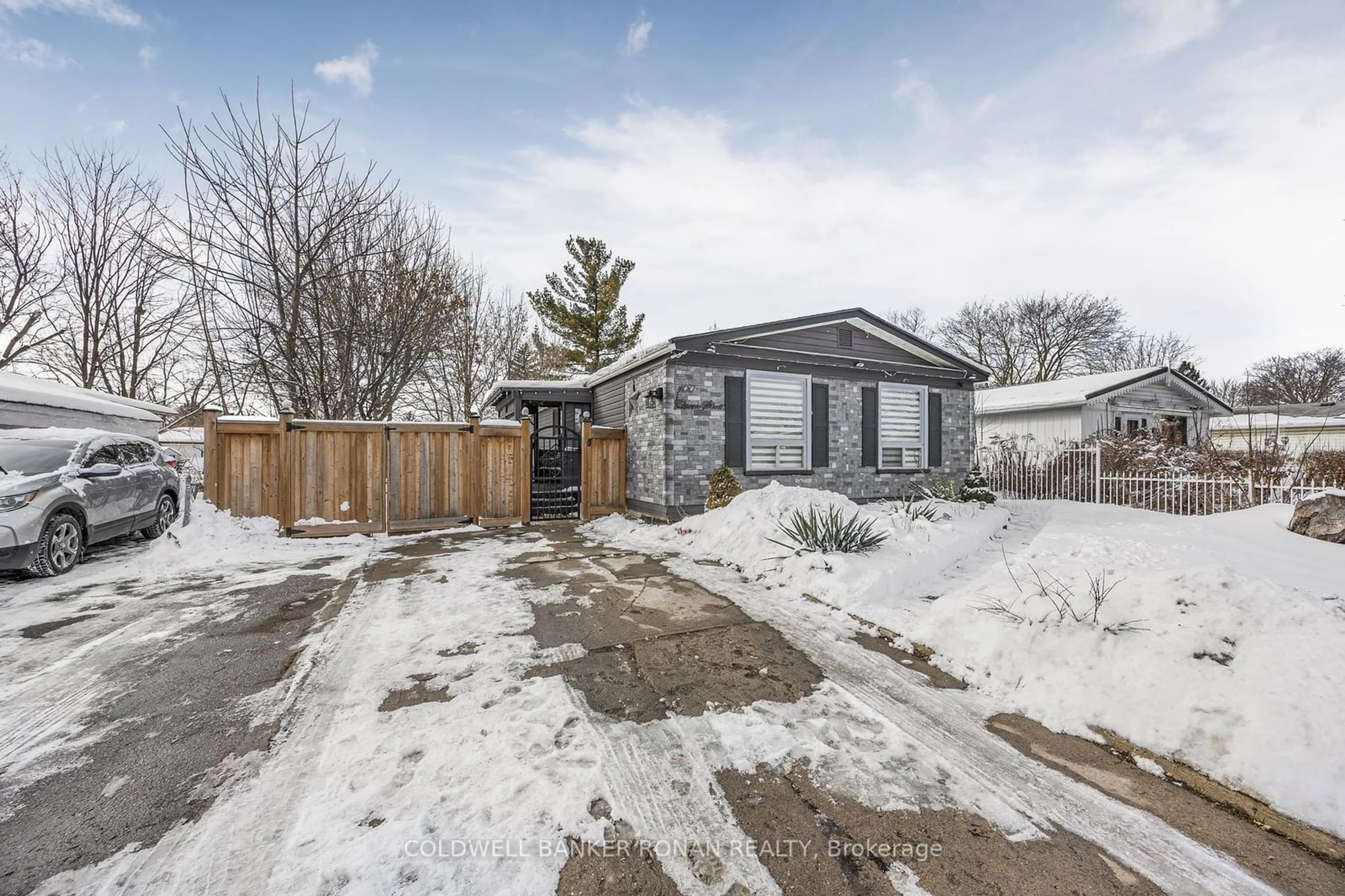 A pic from outside/outdoor area/front of a property/back of a property/a pic from drone, street for 100 Queen St, New Tecumseth Ontario L0G 1W0