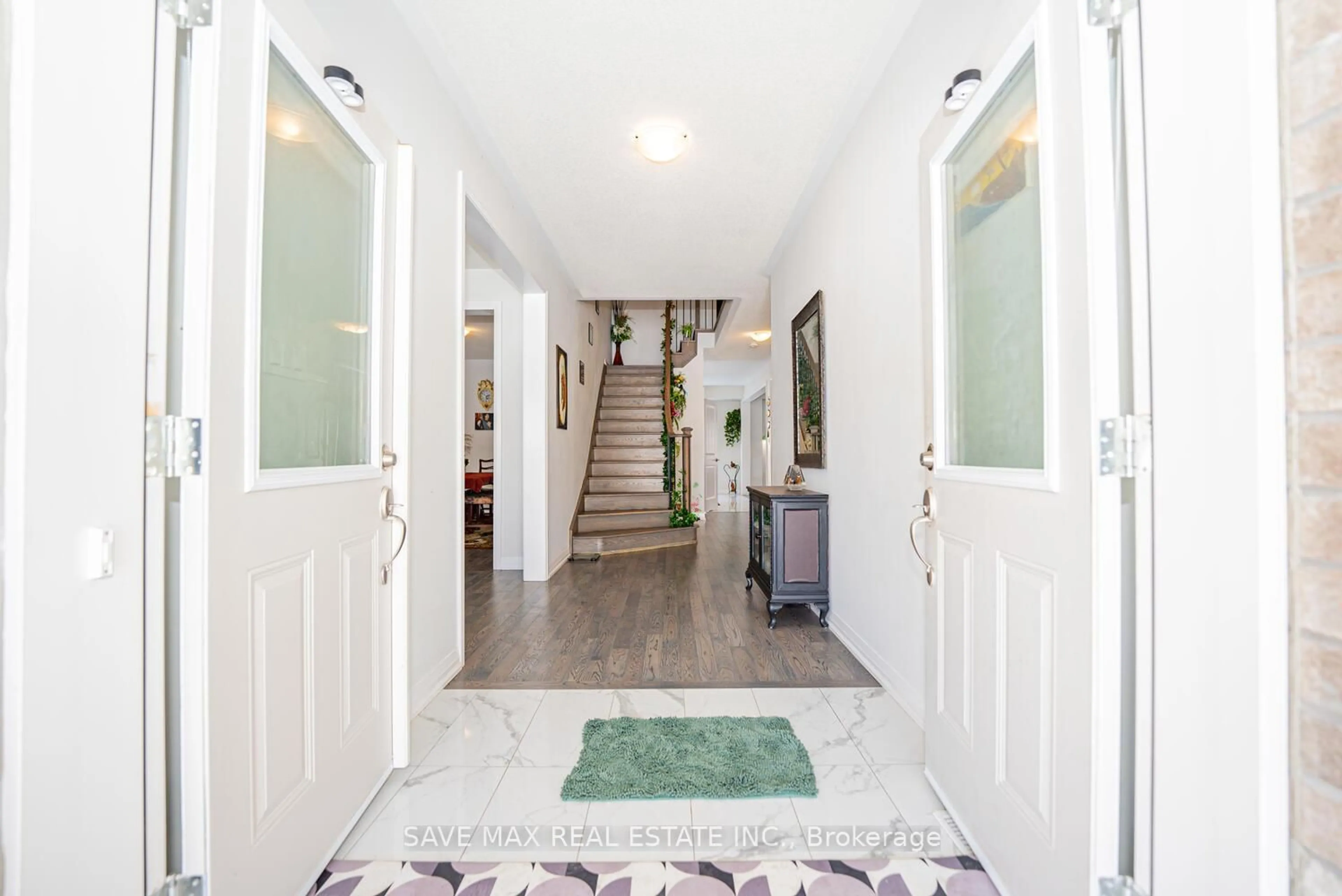 Indoor foyer for 1593 Stovell Cres, Innisfil Ontario L0L 1W0