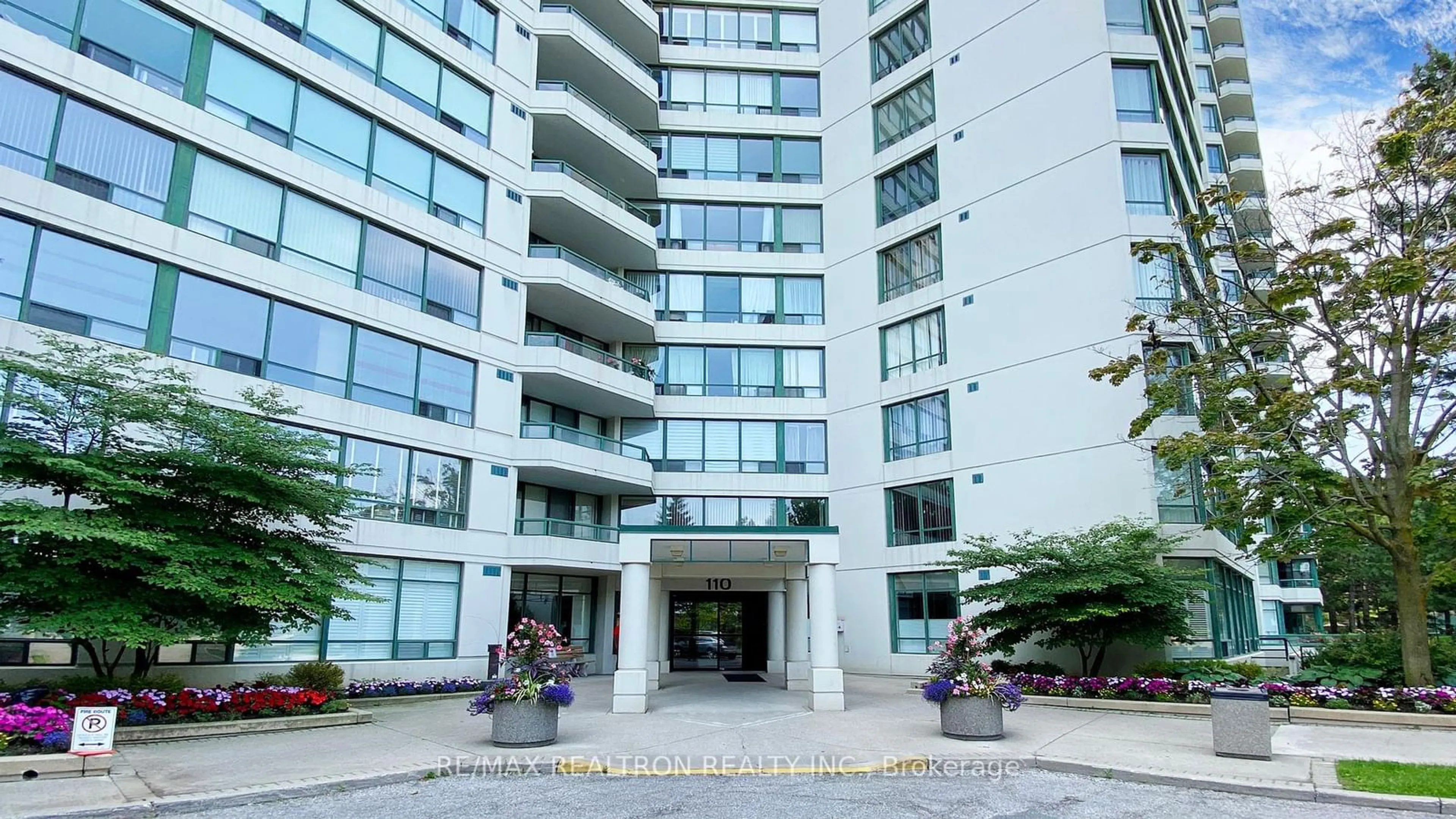 Indoor foyer for 110 Promenade Circ #504, Vaughan Ontario L4J 7W8