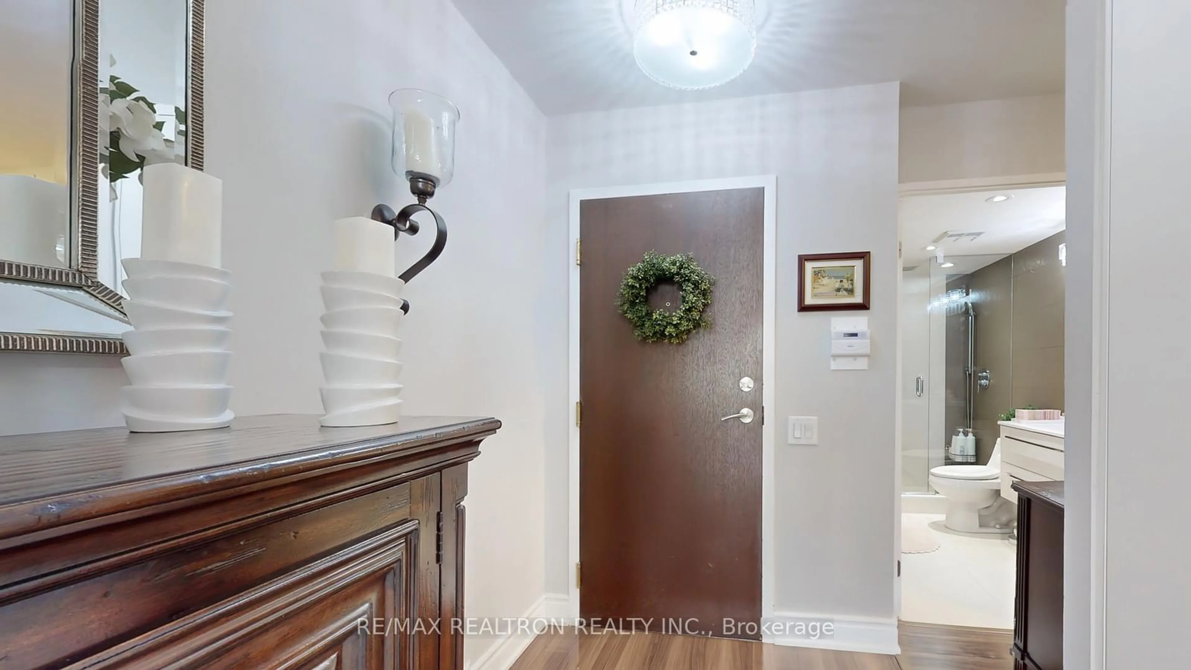 Indoor entryway for 110 Promenade Circ #504, Vaughan Ontario L4J 7W8