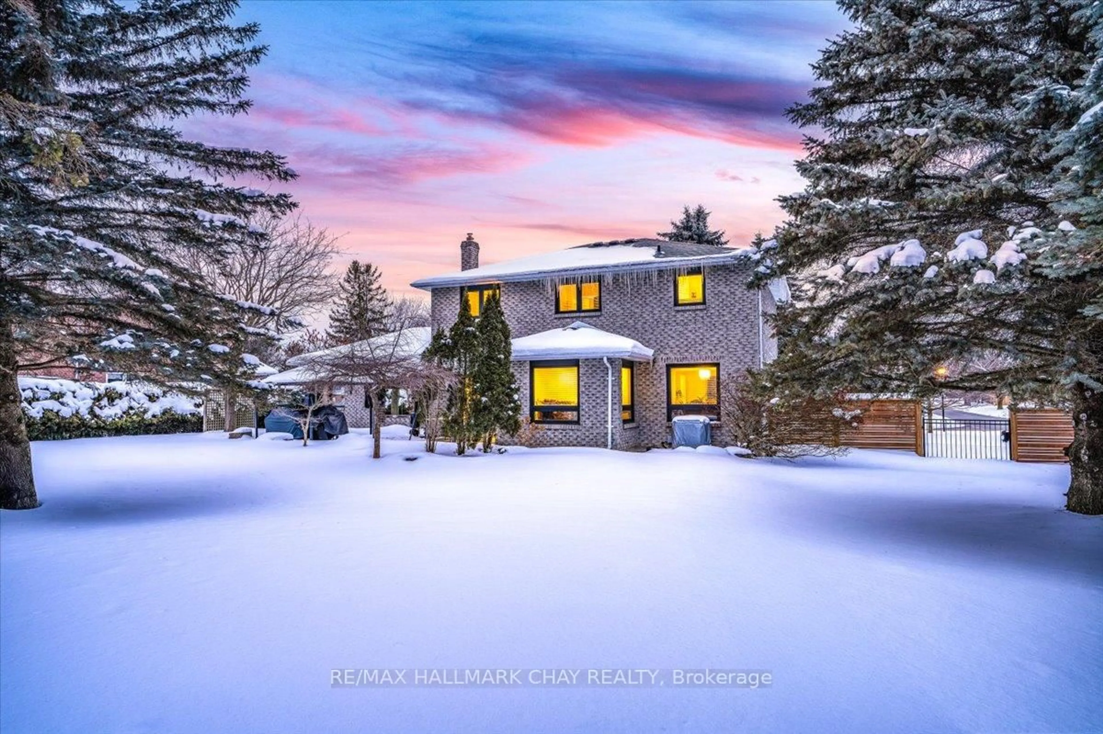 A pic from outside/outdoor area/front of a property/back of a property/a pic from drone, unknown for 1 Ramsden Cres, East Gwillimbury Ontario L0G 1V0