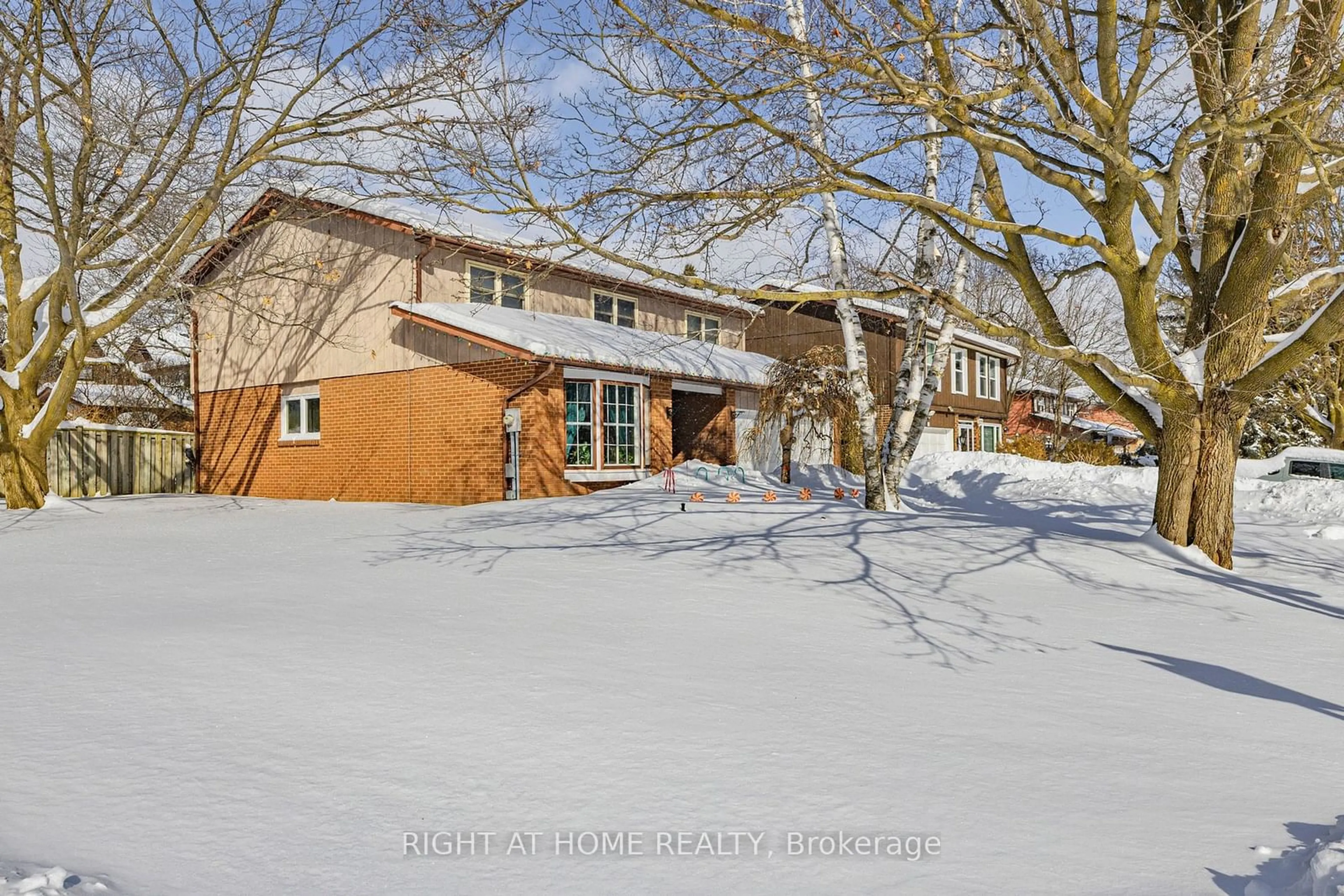 A pic from outside/outdoor area/front of a property/back of a property/a pic from drone, street for 56 Carlton Rd, Markham Ontario L3R 1Z6