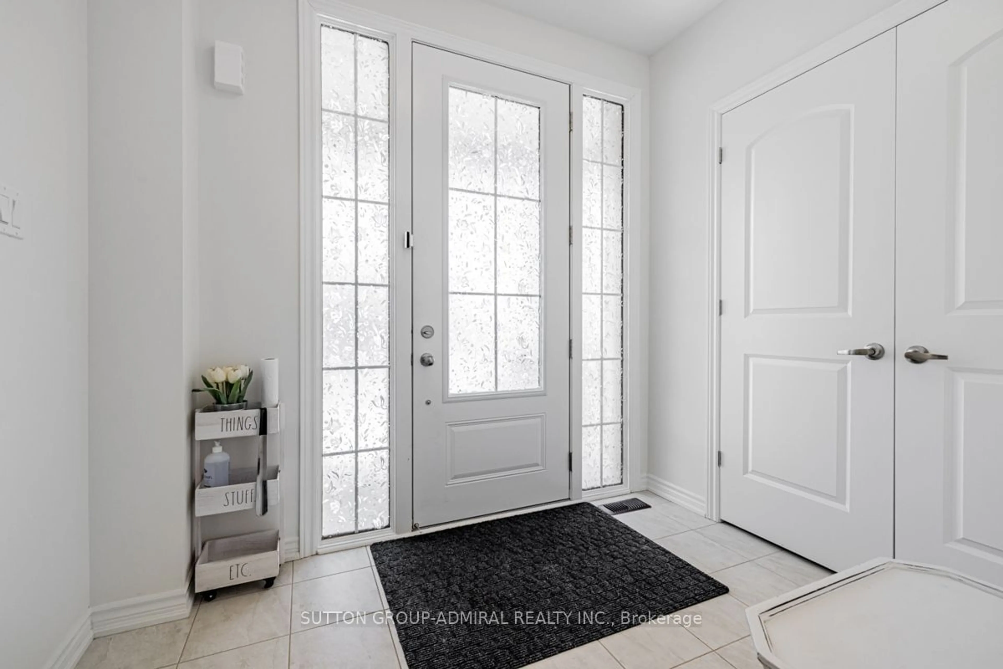 Indoor entryway for 102 Kentledge Ave, East Gwillimbury Ontario L9N 0V9