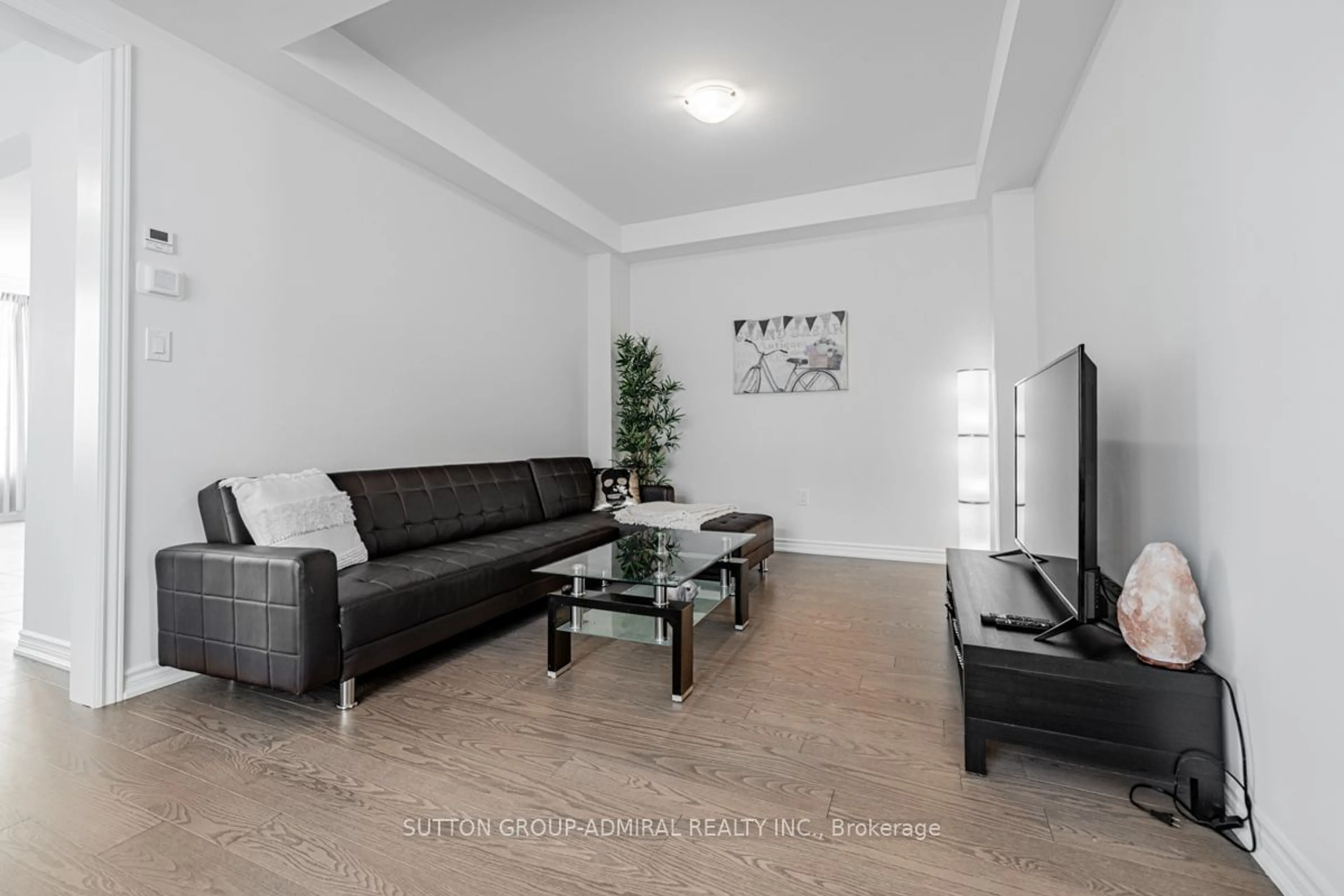 Living room with furniture, unknown for 102 Kentledge Ave, East Gwillimbury Ontario L9N 0V9