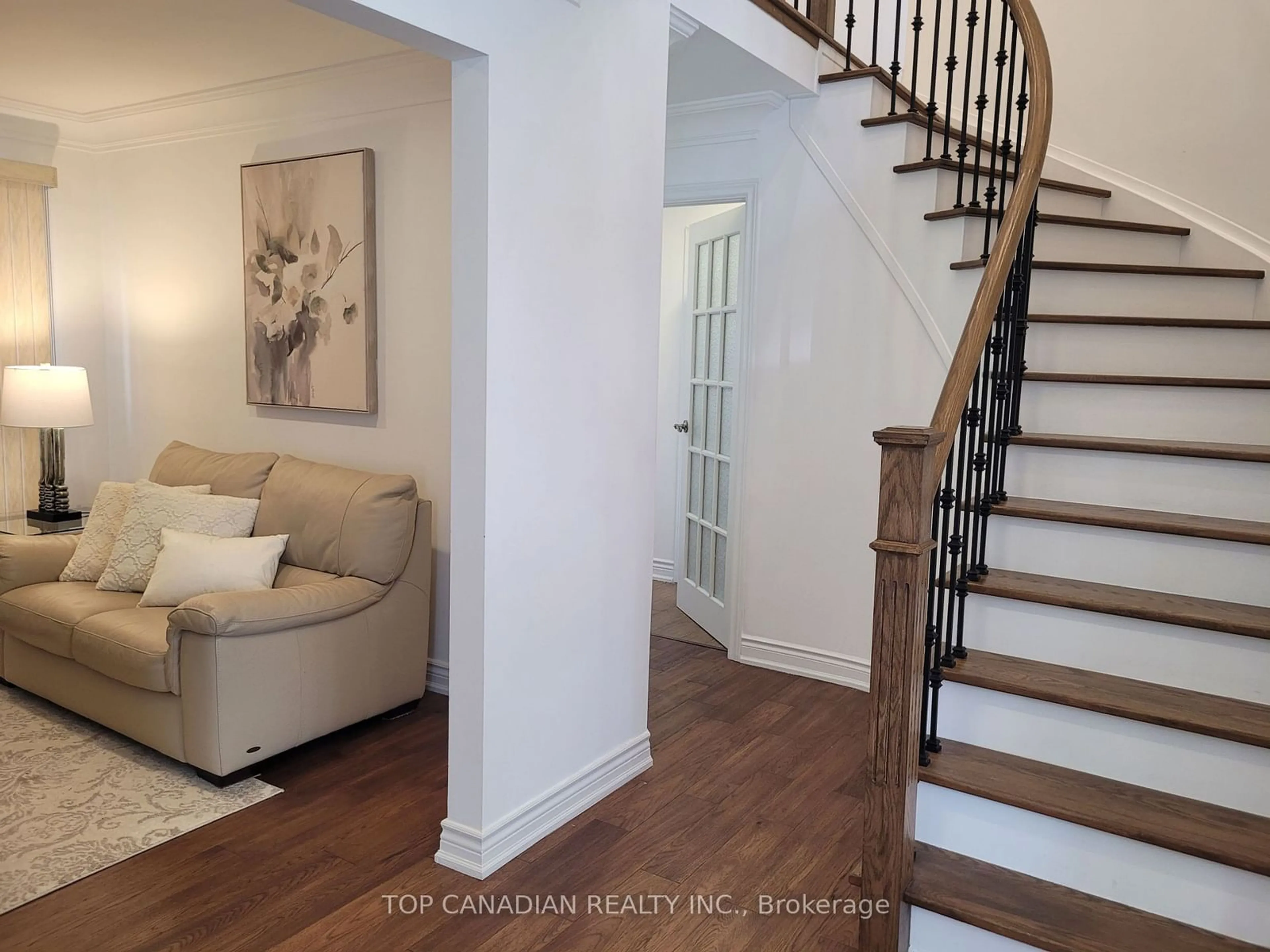 Indoor entryway for 19 Eleanor Circ, Richmond Hill Ontario L4C 6K6