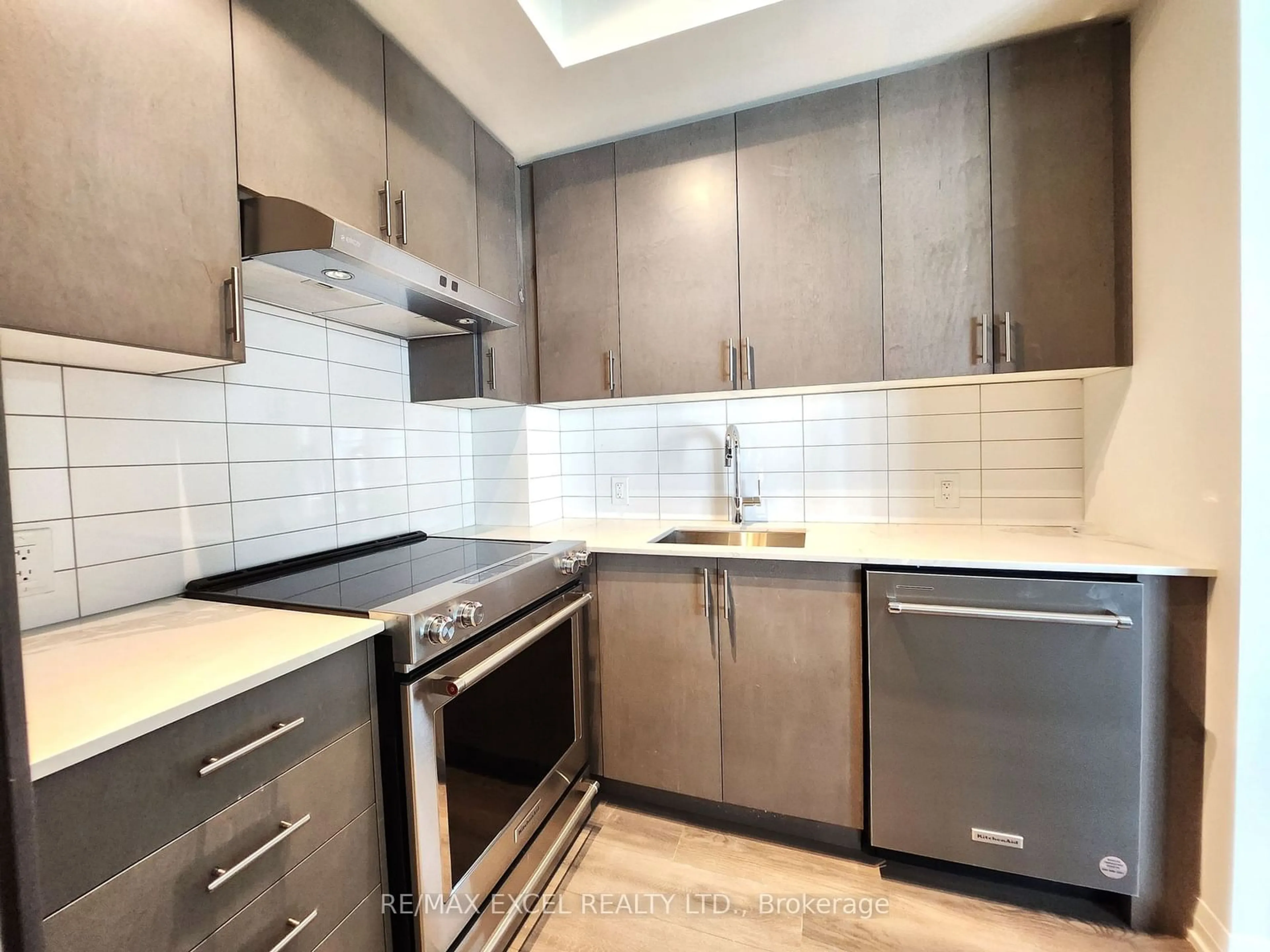 Standard kitchen, ceramic/tile floor for 9000 Jane St #618, Vaughan Ontario L4K 0M6