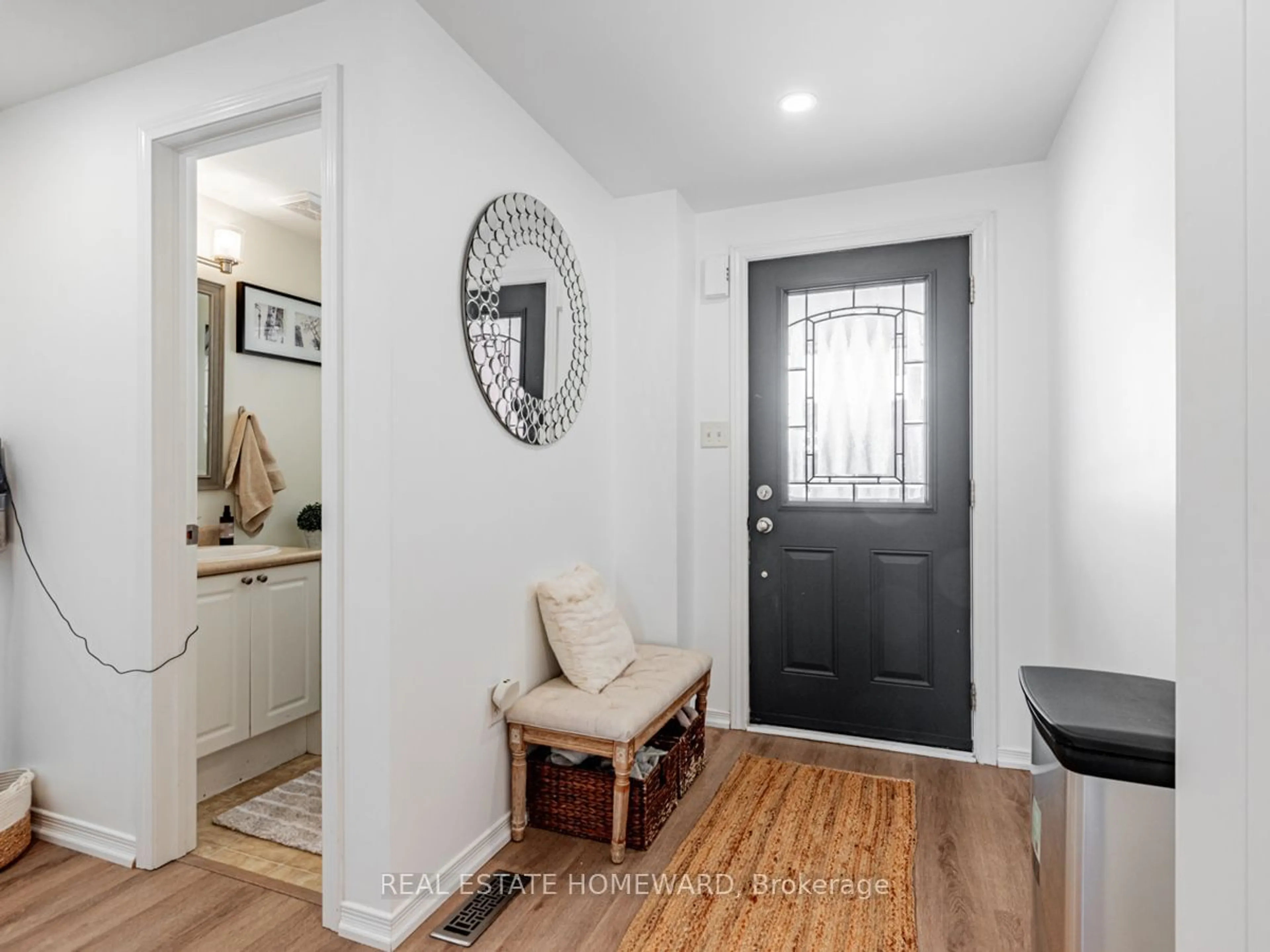 Indoor entryway for 2033 Swan St, Innisfil Ontario L9S 0B5