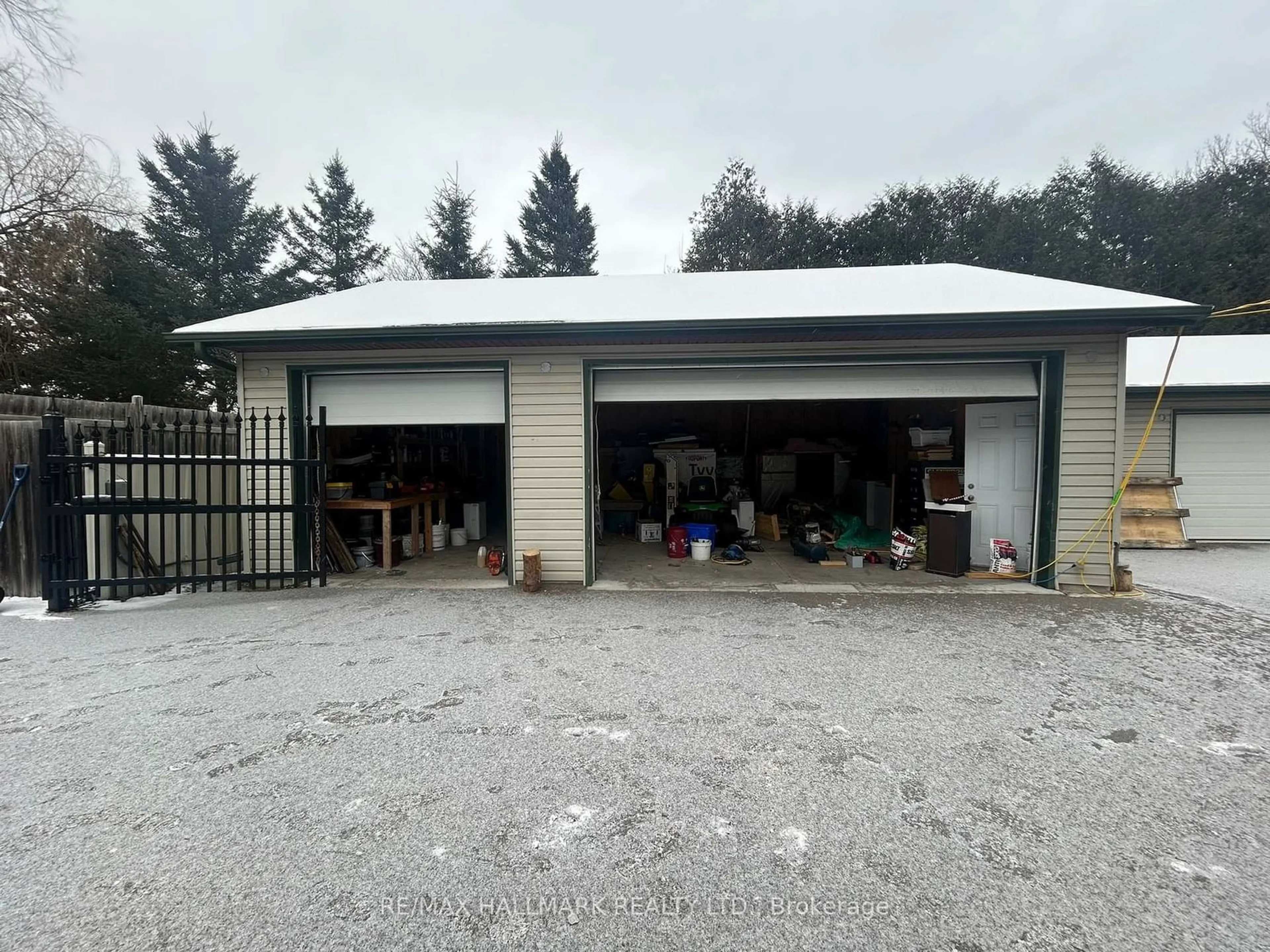 Indoor garage for 3125 Lloydtown-Aurora Sdrd, King Ontario L7B 0G3