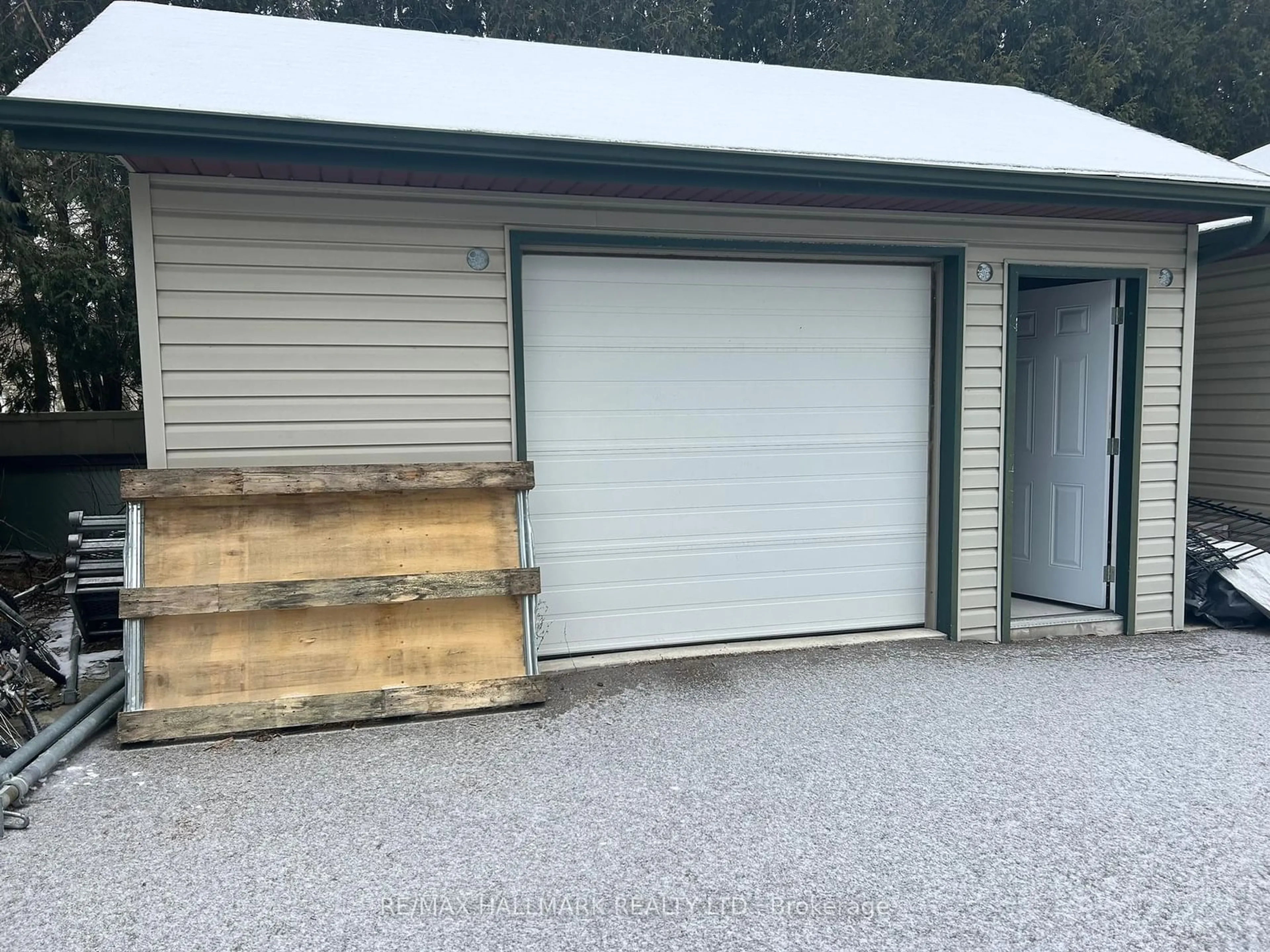 Indoor garage for 3125 Lloydtown-Aurora Sdrd, King Ontario L7B 0G3