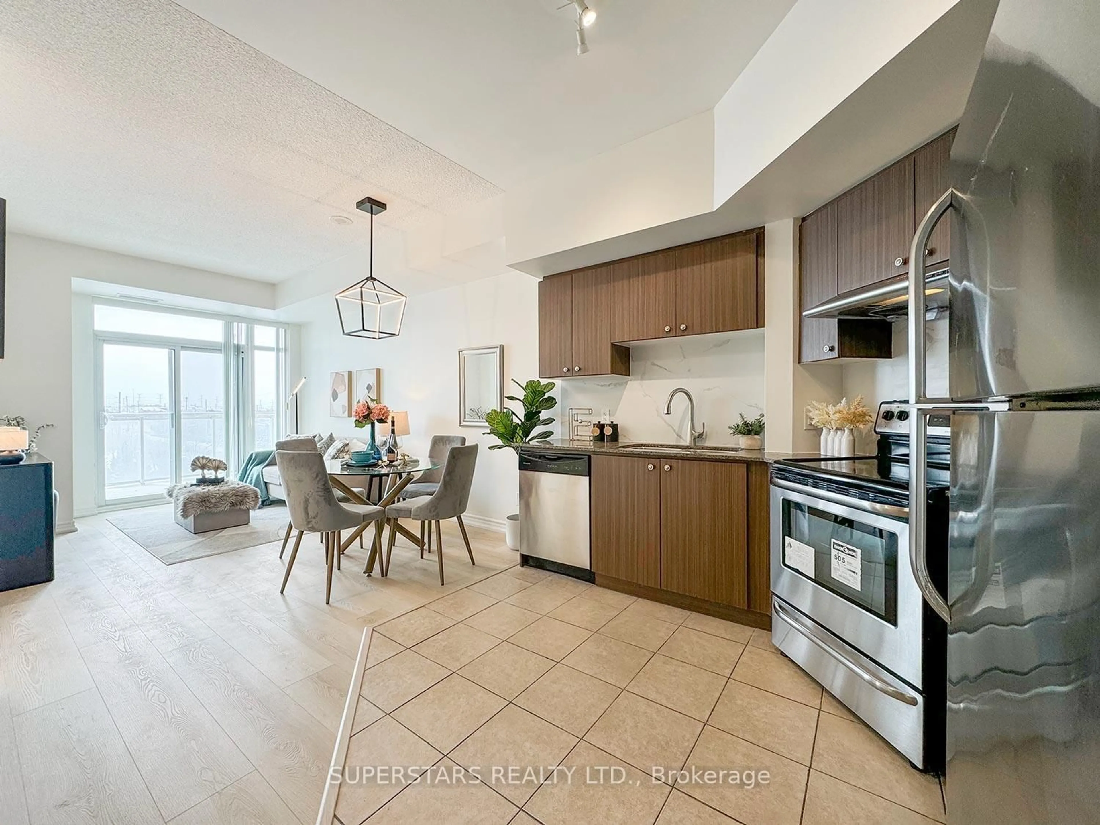 Open concept kitchen, ceramic/tile floor for 8323 Kennedy Rd #316, Markham Ontario L3R 5W7