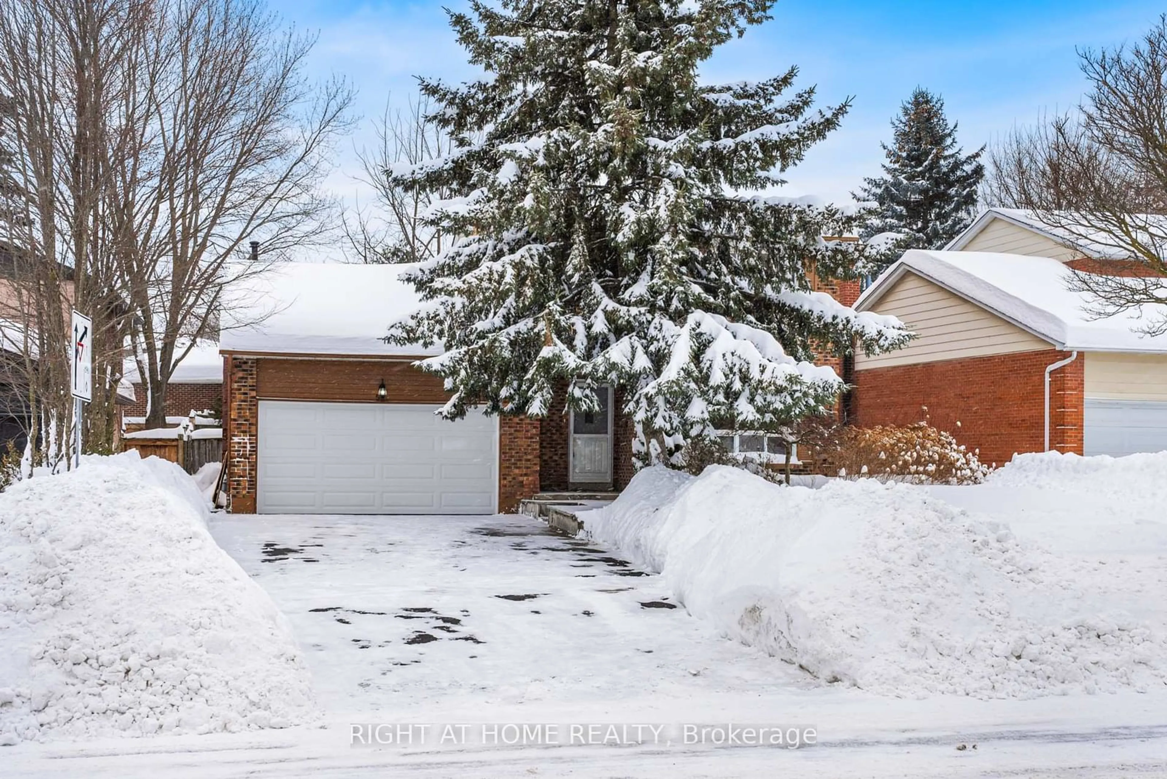 A pic from outside/outdoor area/front of a property/back of a property/a pic from drone, street for 58 London Rd, Newmarket Ontario L3Y 6A2