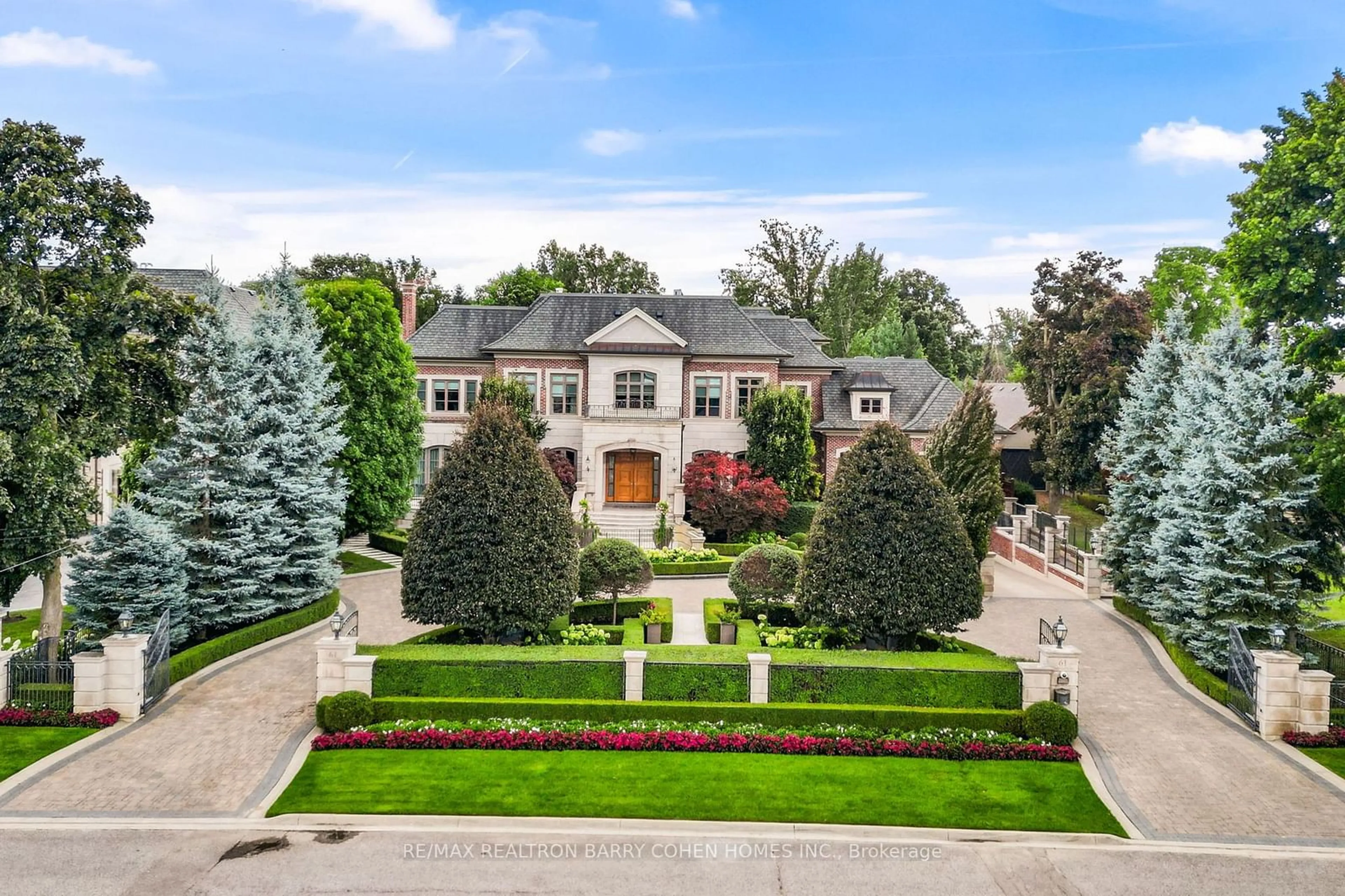 A pic from outside/outdoor area/front of a property/back of a property/a pic from drone, street for 61 Westwood Lane, Richmond Hill Ontario L4C 6X6