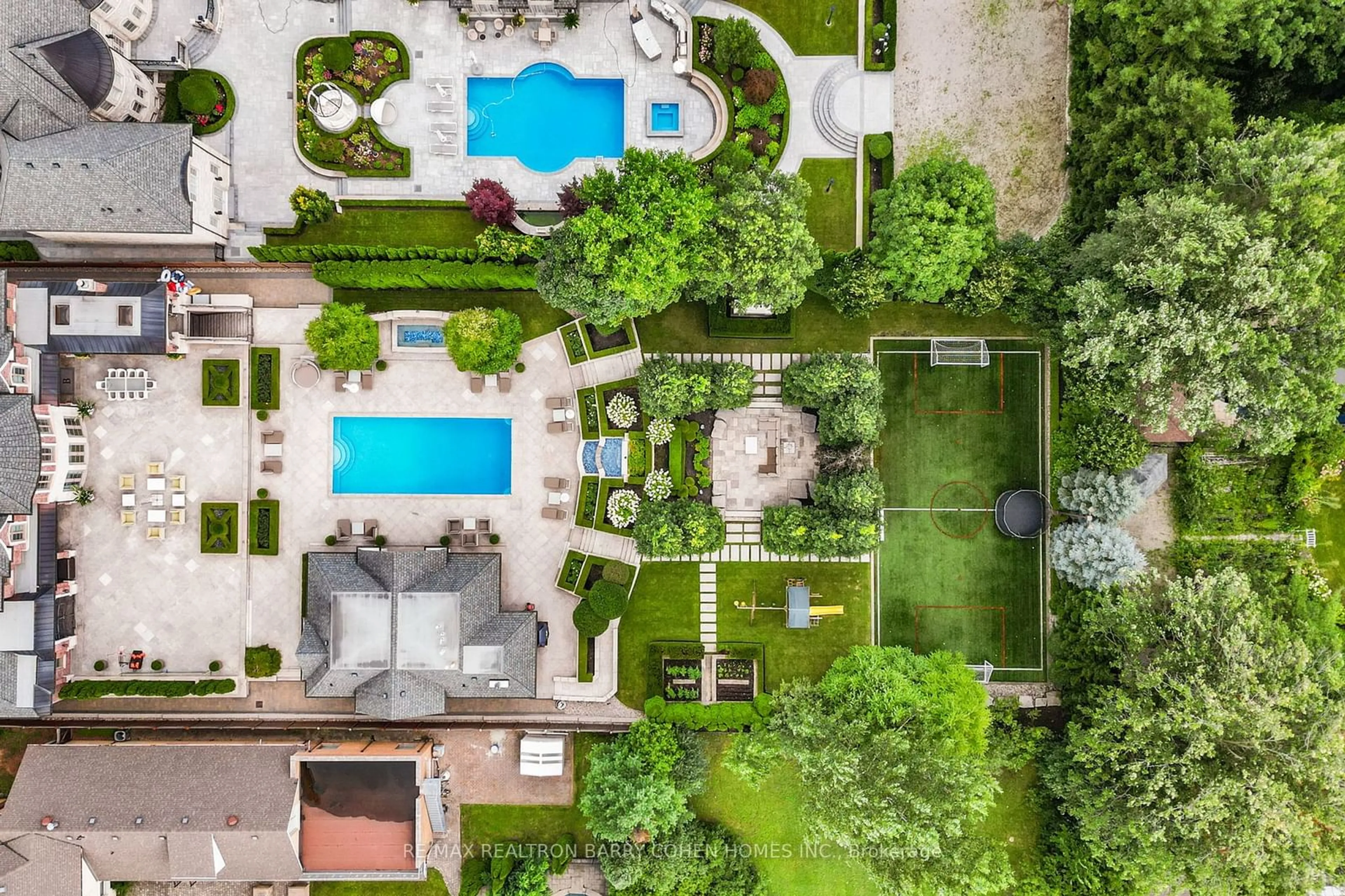 A pic from outside/outdoor area/front of a property/back of a property/a pic from drone, street for 61 Westwood Lane, Richmond Hill Ontario L4C 6X6