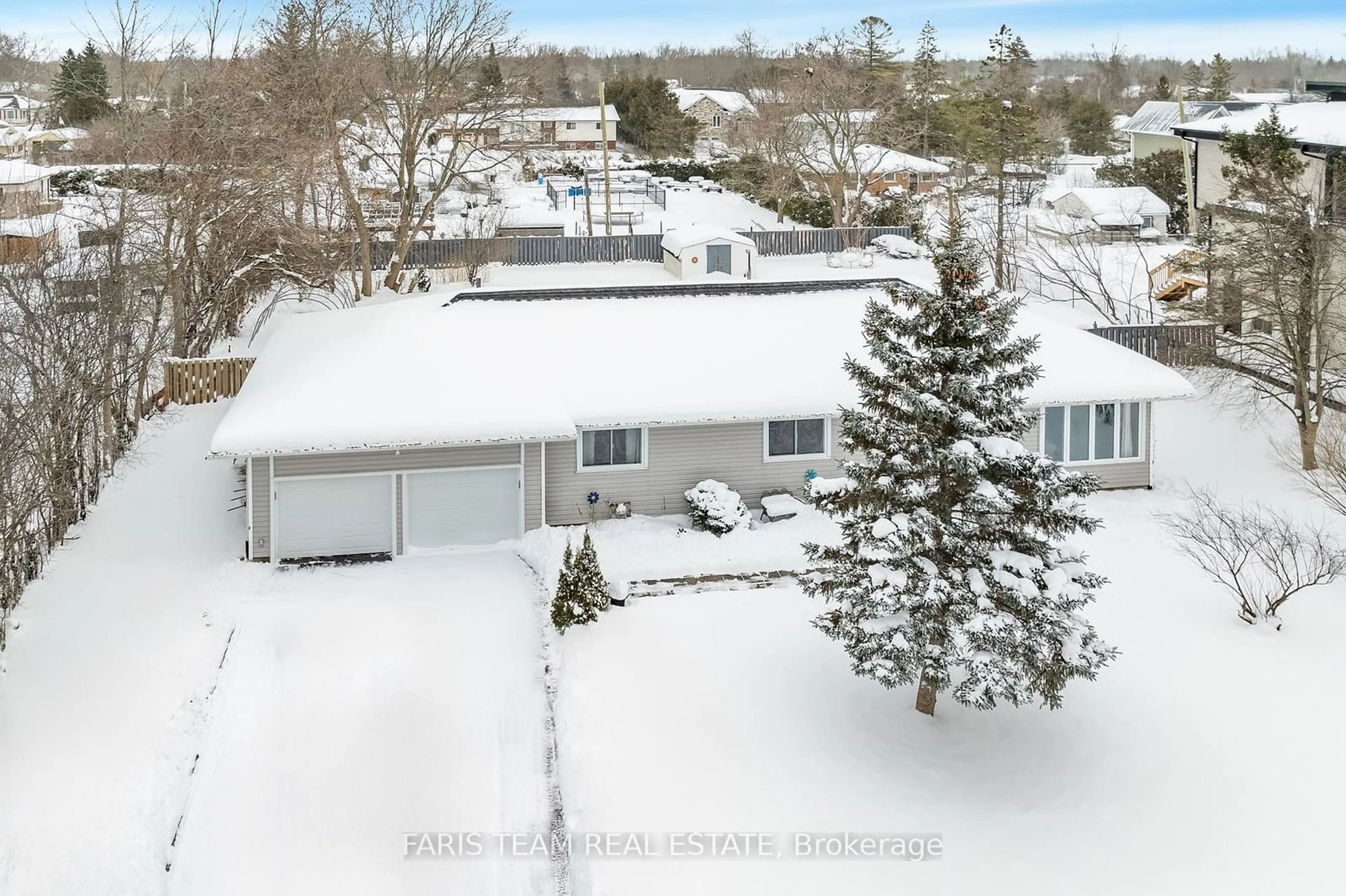 A pic from outside/outdoor area/front of a property/back of a property/a pic from drone, street for 17 Sumach Dr, Georgina Ontario L0E 1N0