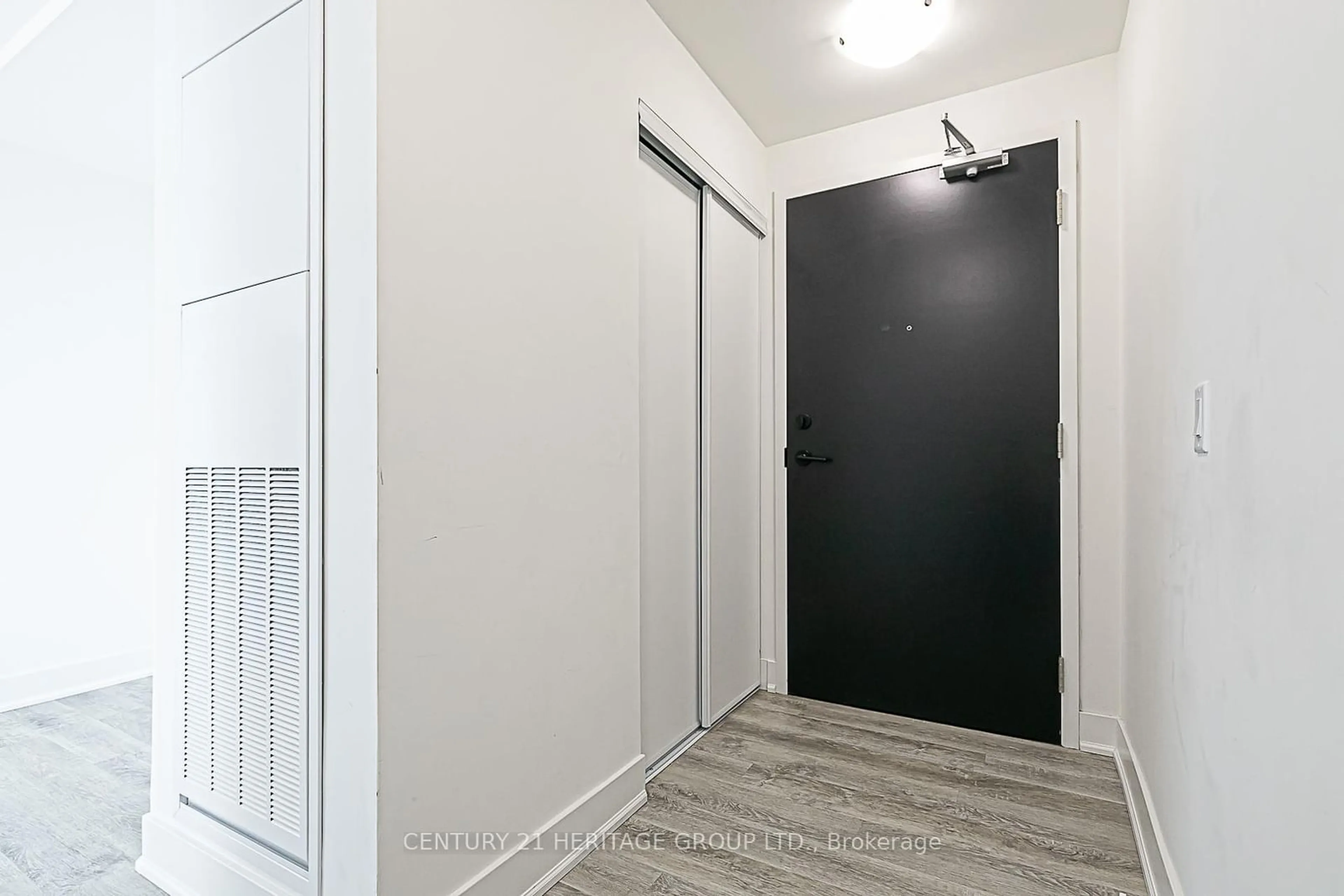 Indoor entryway for 185 Deerfield Rd #405, Newmarket Ontario L3Y 0G7