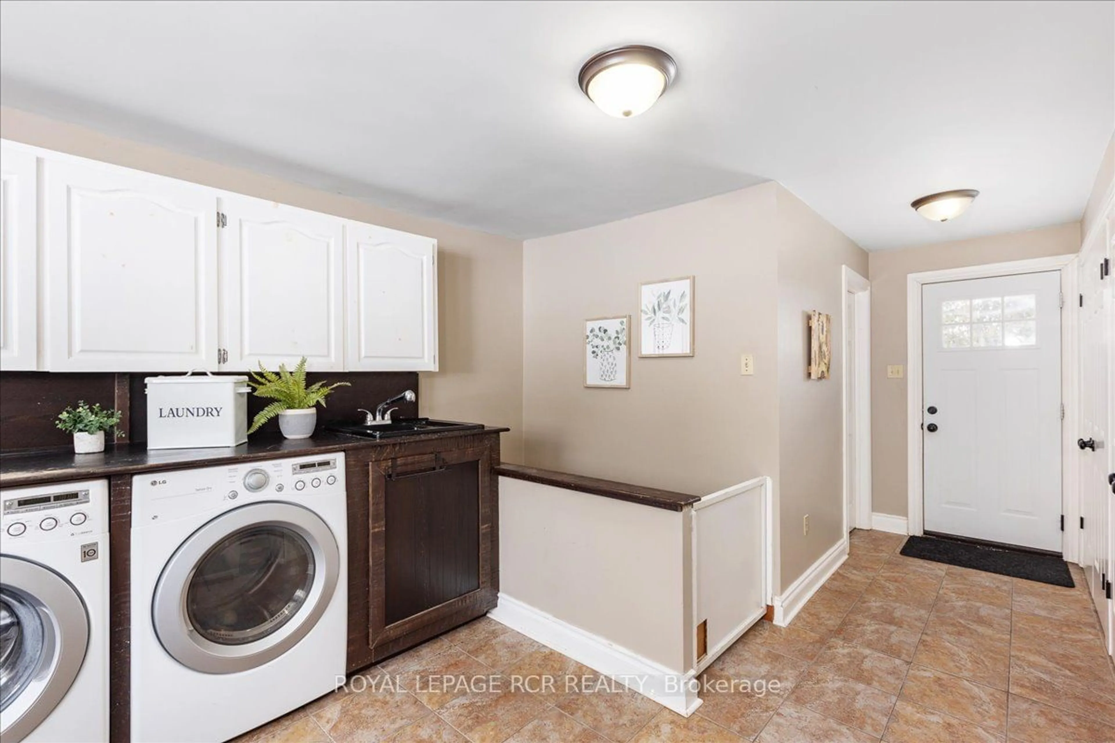 Laundry room for 30 Main St, East Gwillimbury Ontario L0G 1M0