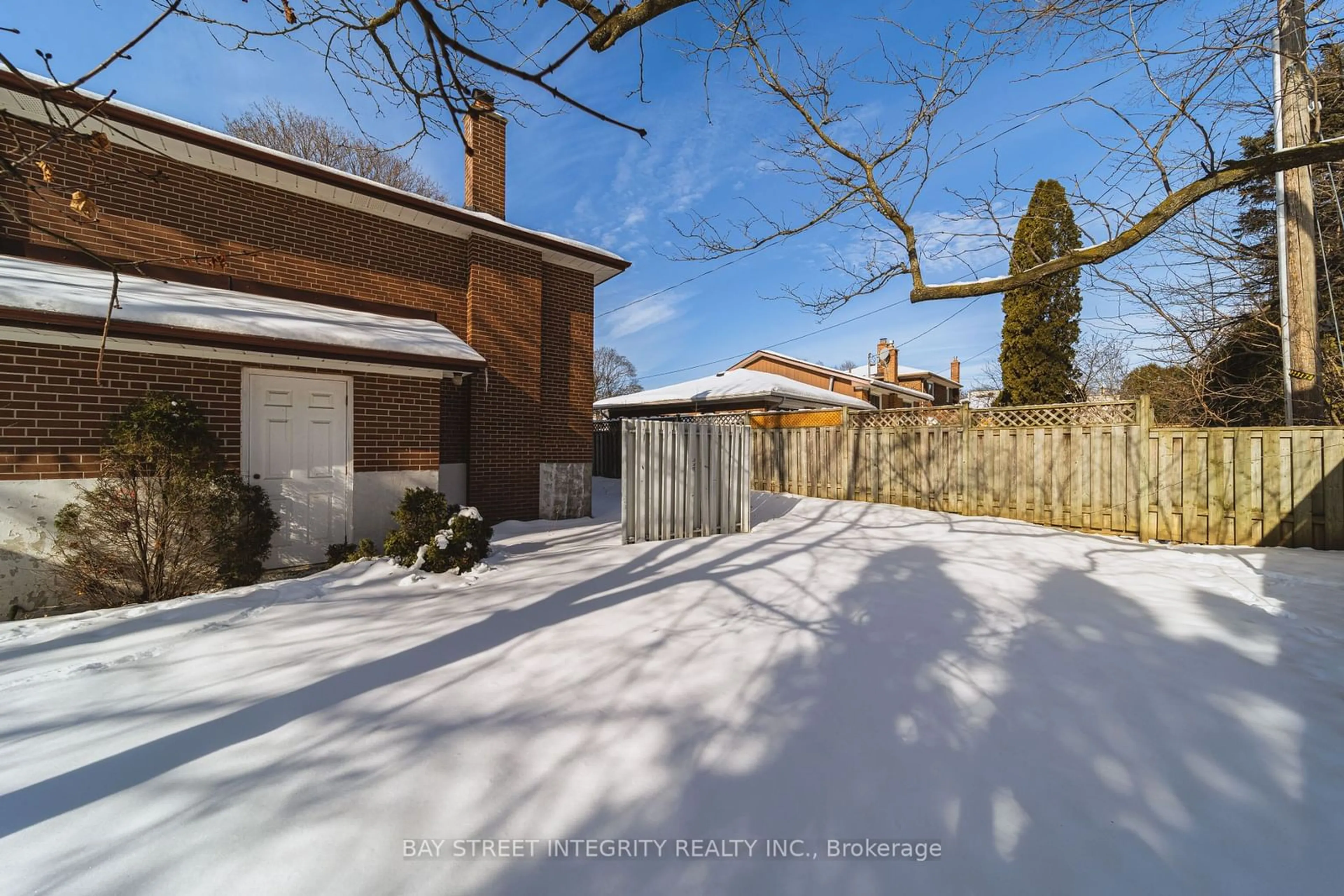 A pic from outside/outdoor area/front of a property/back of a property/a pic from drone, street for 19 Valleycrest Ave, Markham Ontario L3P 1H6