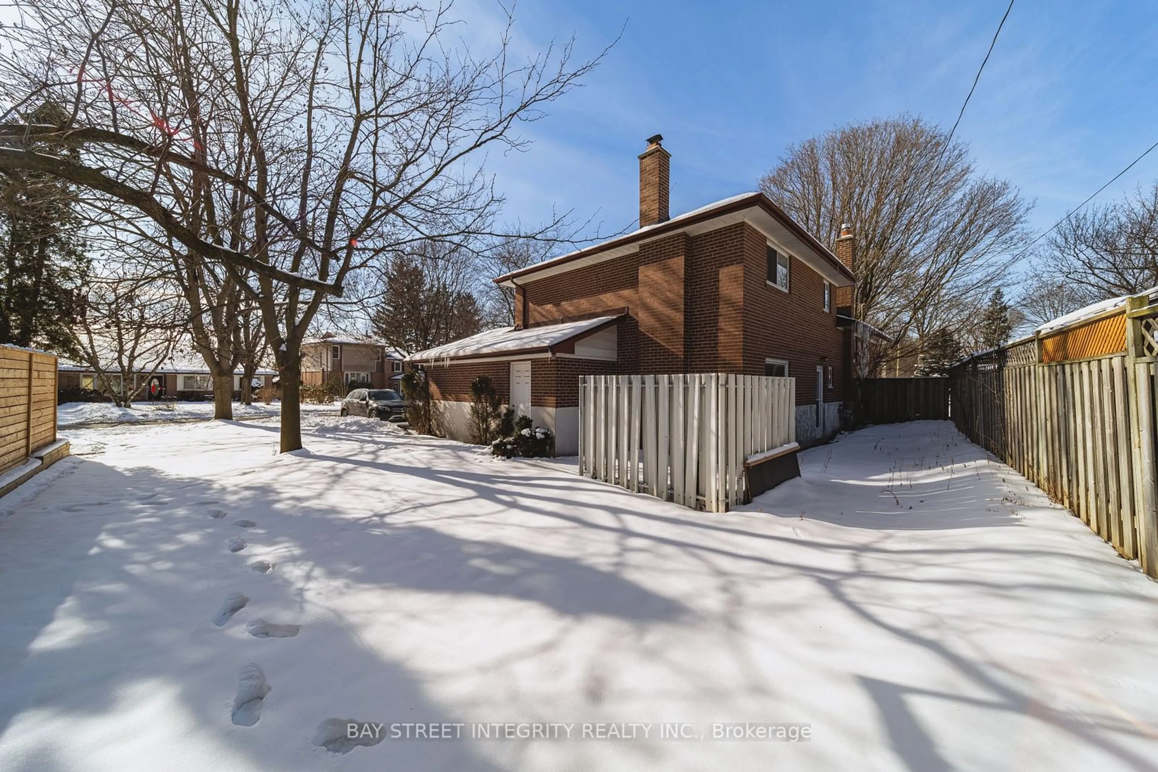 A pic from outside/outdoor area/front of a property/back of a property/a pic from drone, street for 19 Valleycrest Ave, Markham Ontario L3P 1H6