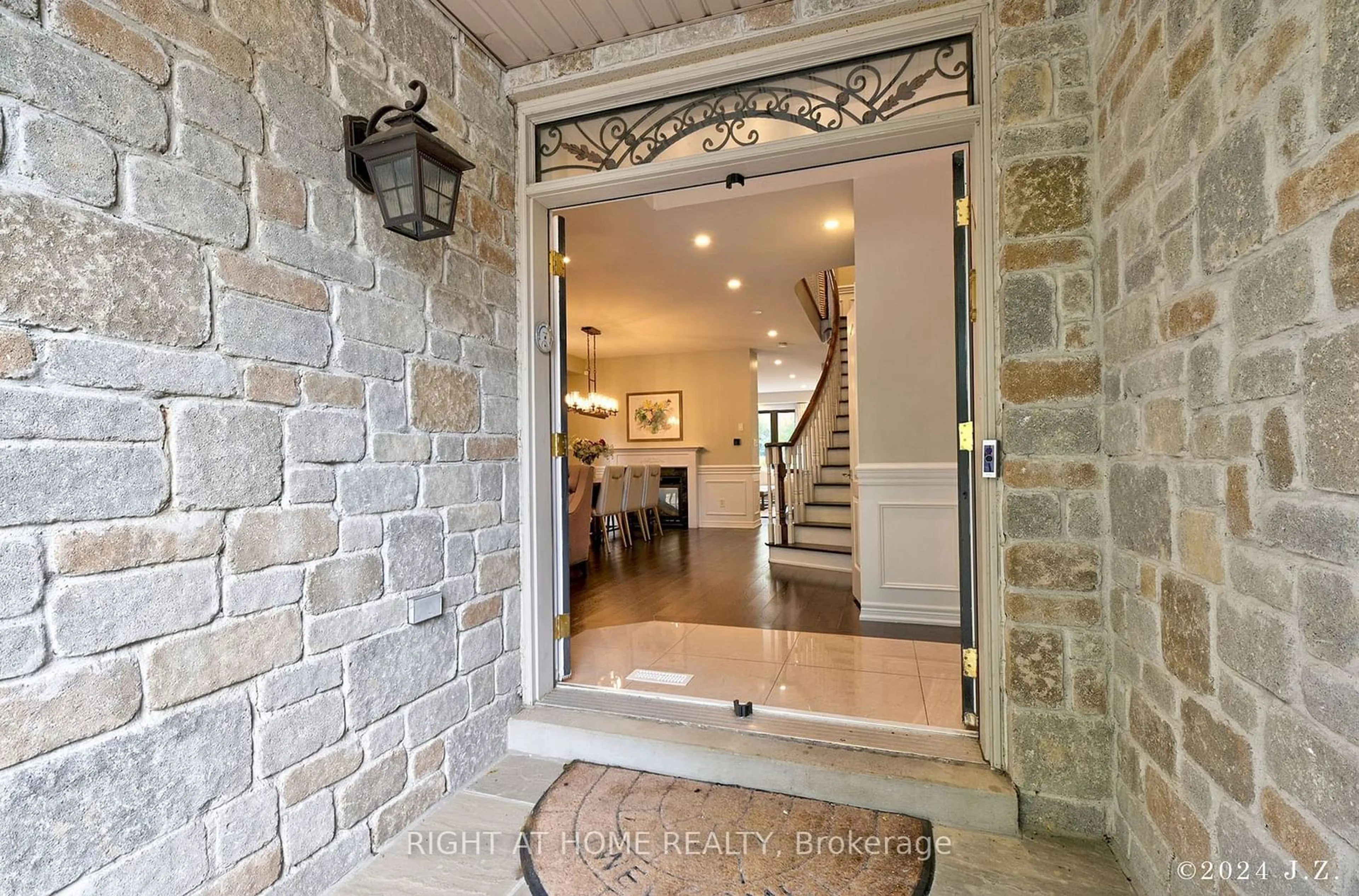 Indoor entryway for 19 Cabernet Rd, Vaughan Ontario L4J 8X6