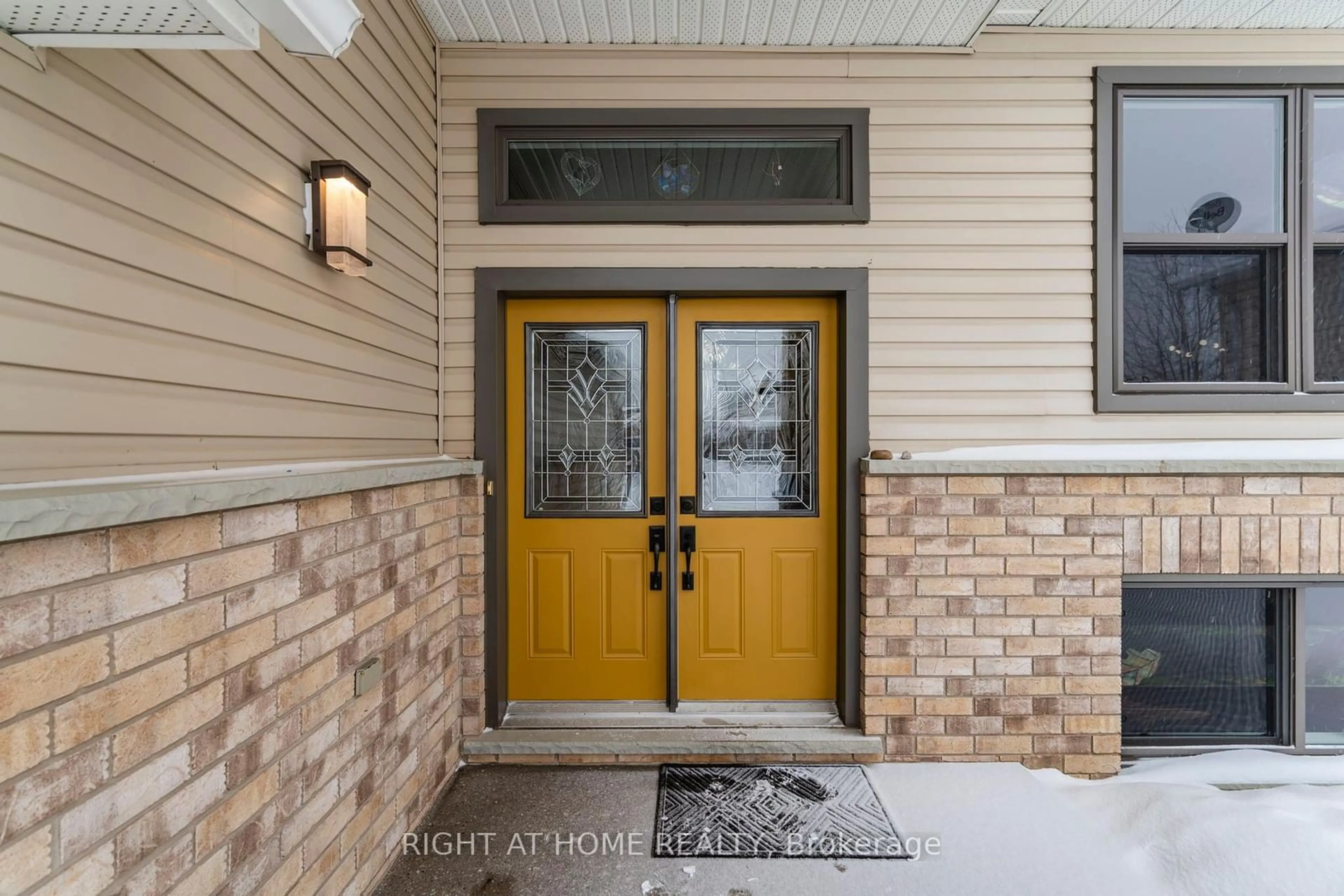 Indoor entryway for 77 Armeda Clow Cres, Essa Ontario L3W 0H6