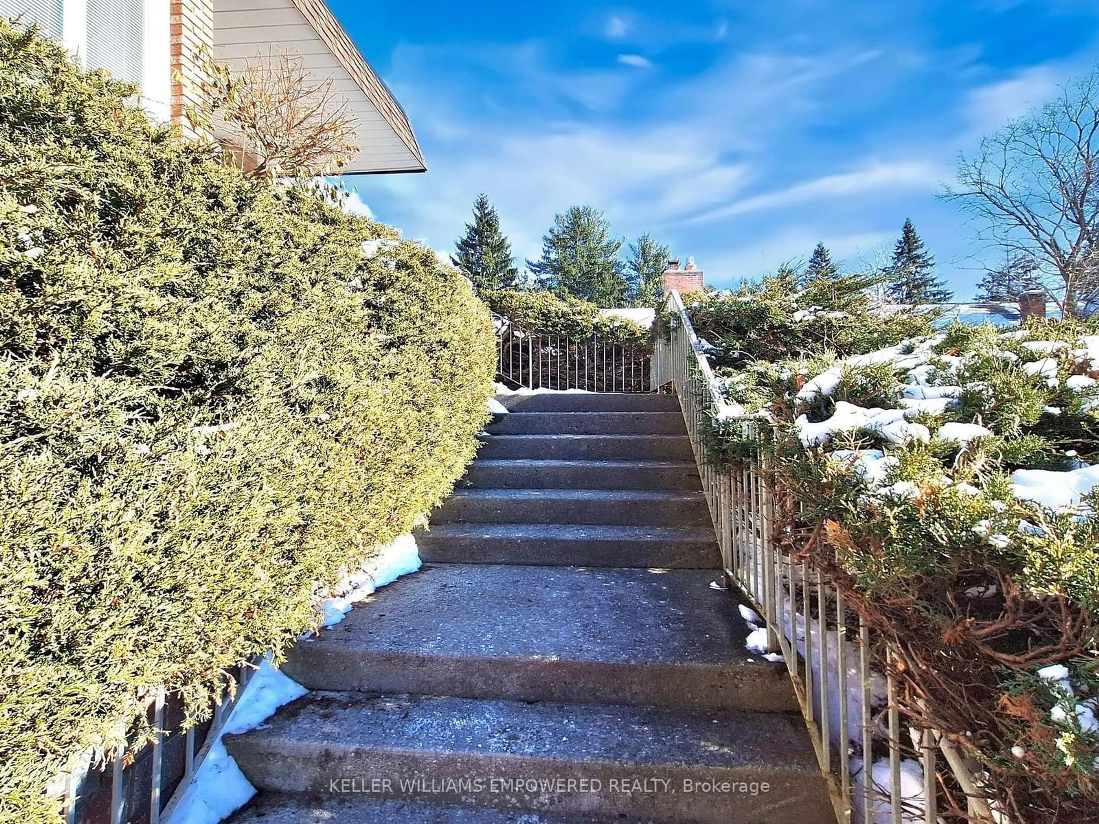 Stairs for 315 Woodland Acres Cres, Vaughan Ontario L6A 1G1