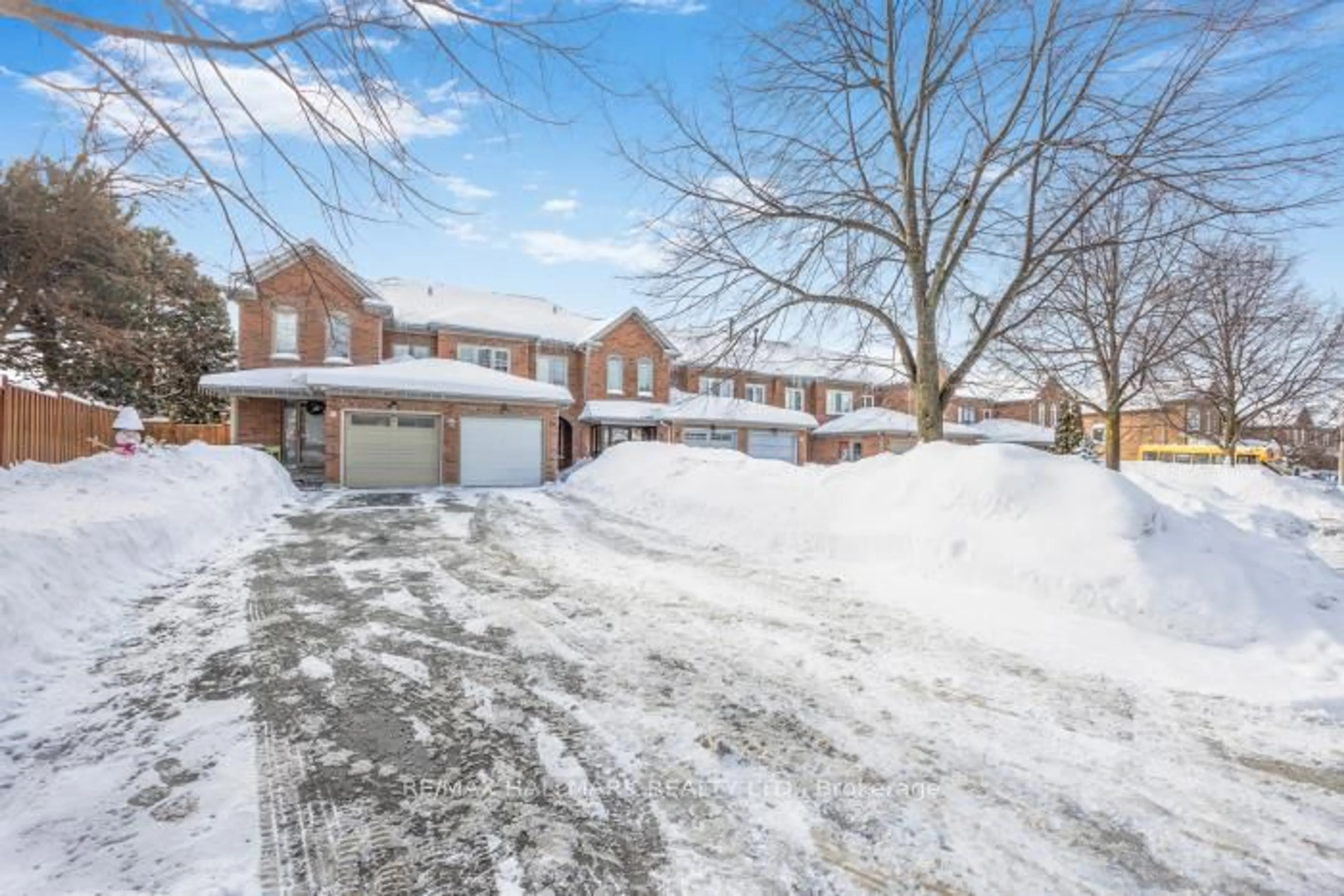 A pic from outside/outdoor area/front of a property/back of a property/a pic from drone, street for 19 Parktree Dr, Vaughan Ontario L6A 2K9