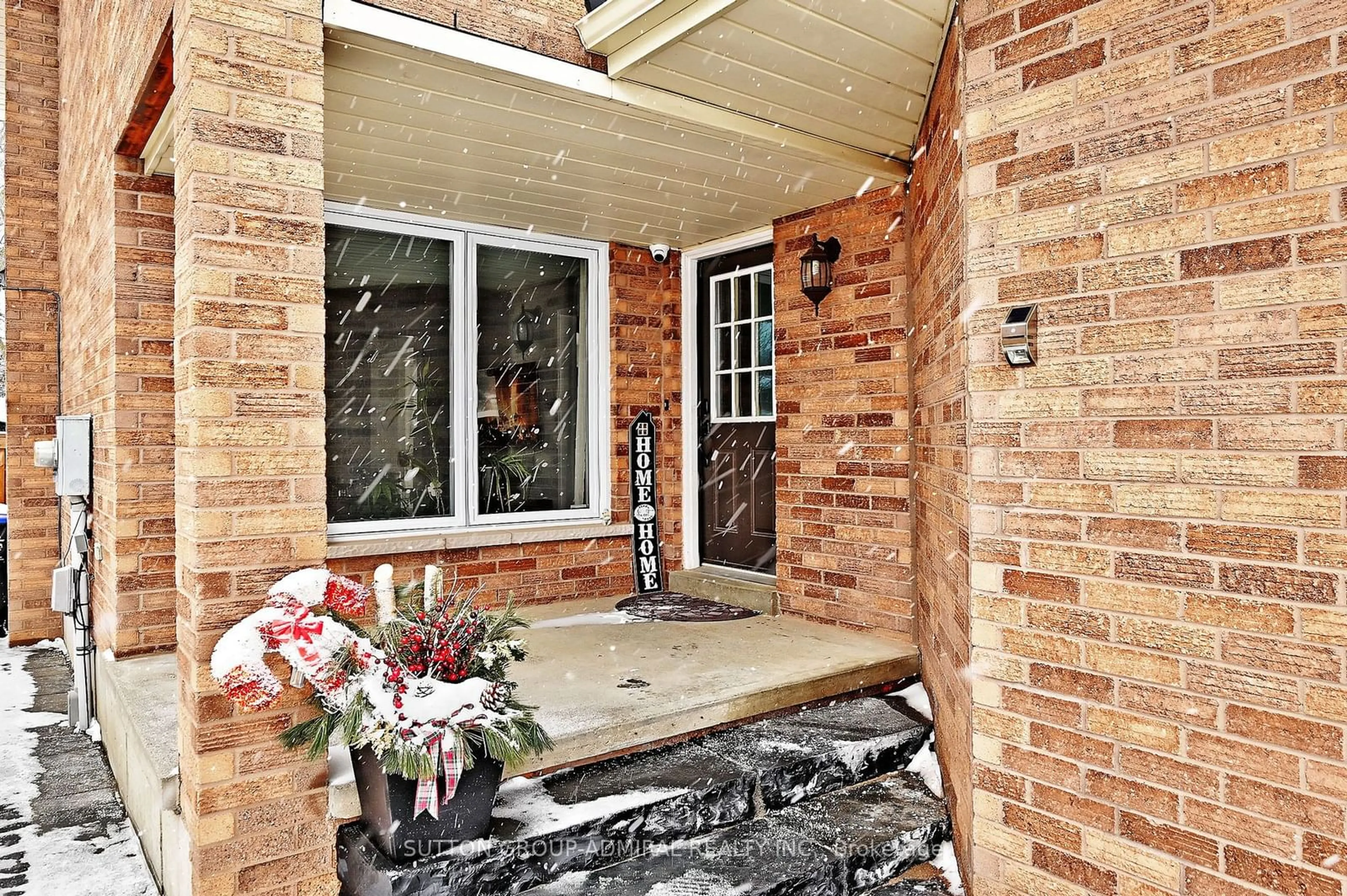 Indoor entryway for 100 Kerr Blvd, New Tecumseth Ontario L9R 1C6