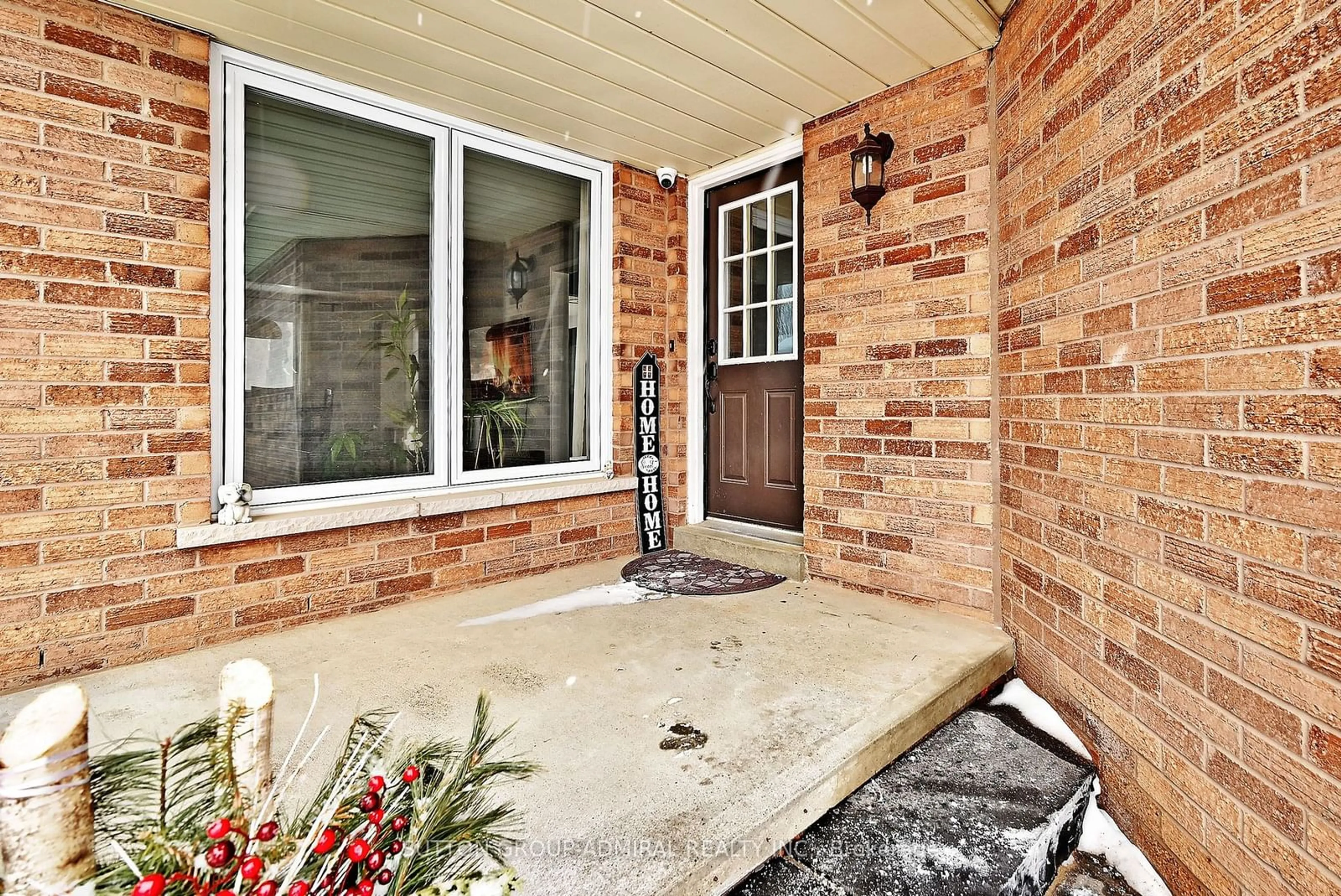 Indoor entryway for 100 Kerr Blvd, New Tecumseth Ontario L9R 1C6