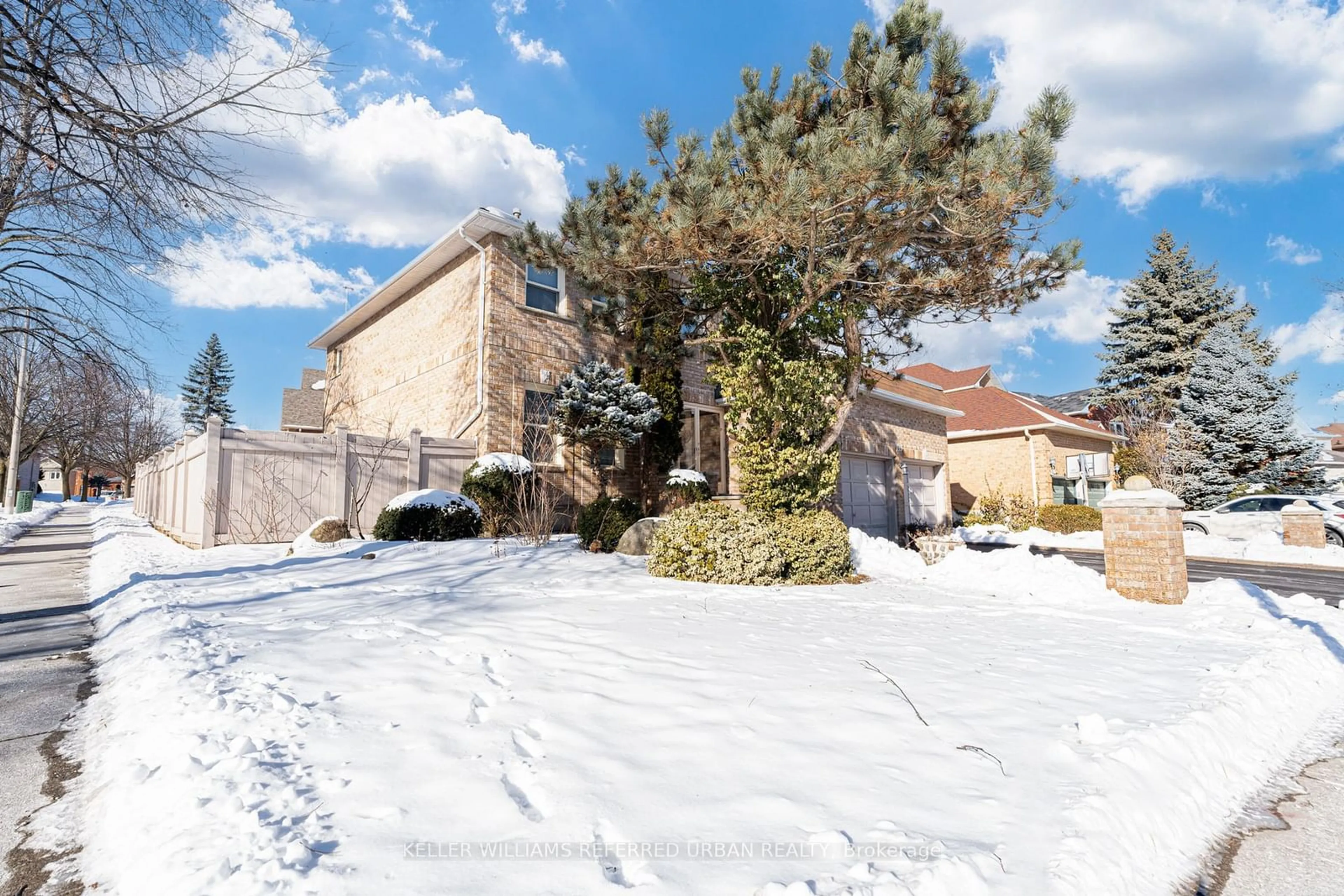 A pic from outside/outdoor area/front of a property/back of a property/a pic from drone, street for 109 Topham Cres, Richmond Hill Ontario L4C 9E9