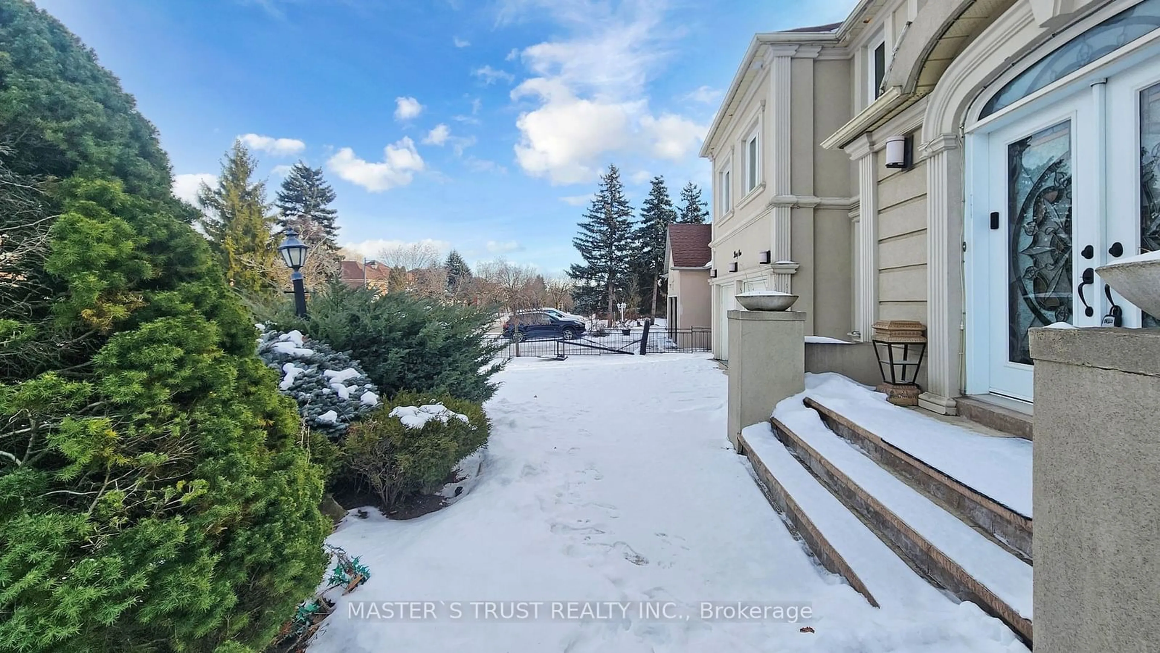 A pic from outside/outdoor area/front of a property/back of a property/a pic from drone, street for 31 Boake Tr, Richmond Hill Ontario L4B 2H3