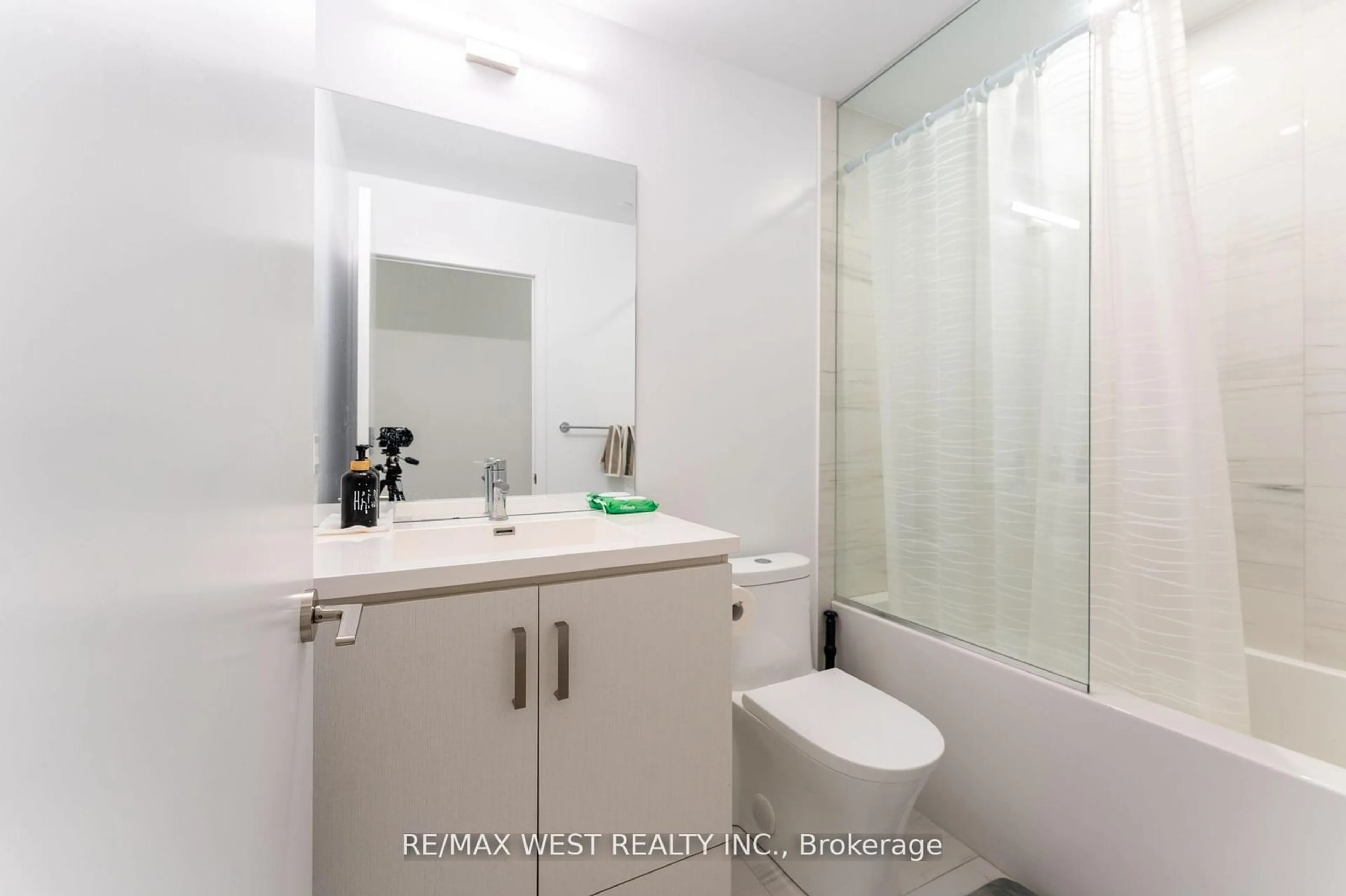 Standard bathroom, unknown for 38 Honeycrisp Cres #919, Vaughan Ontario L4K 0M8