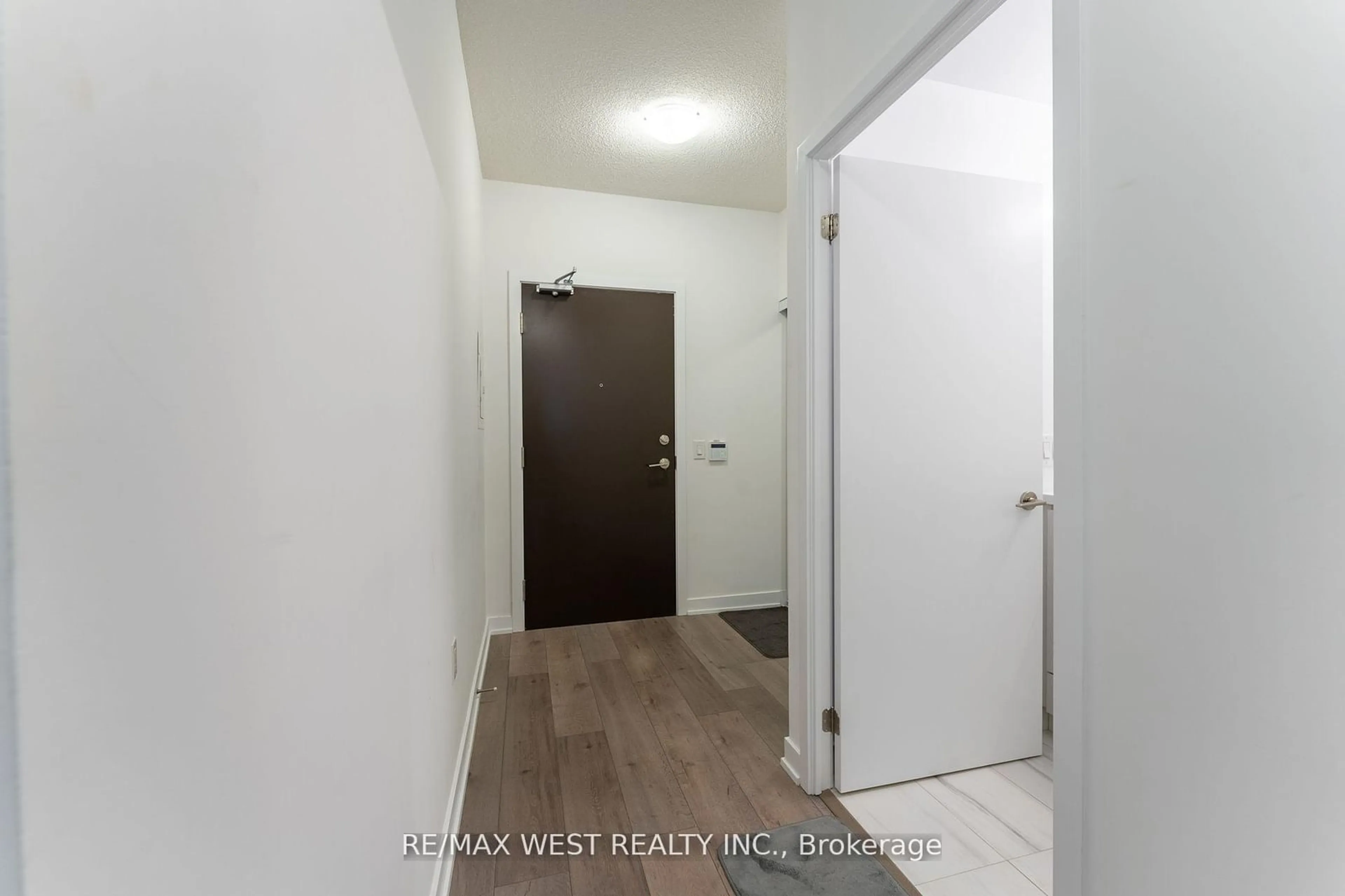 Indoor entryway for 38 Honeycrisp Cres #919, Vaughan Ontario L4K 0M8