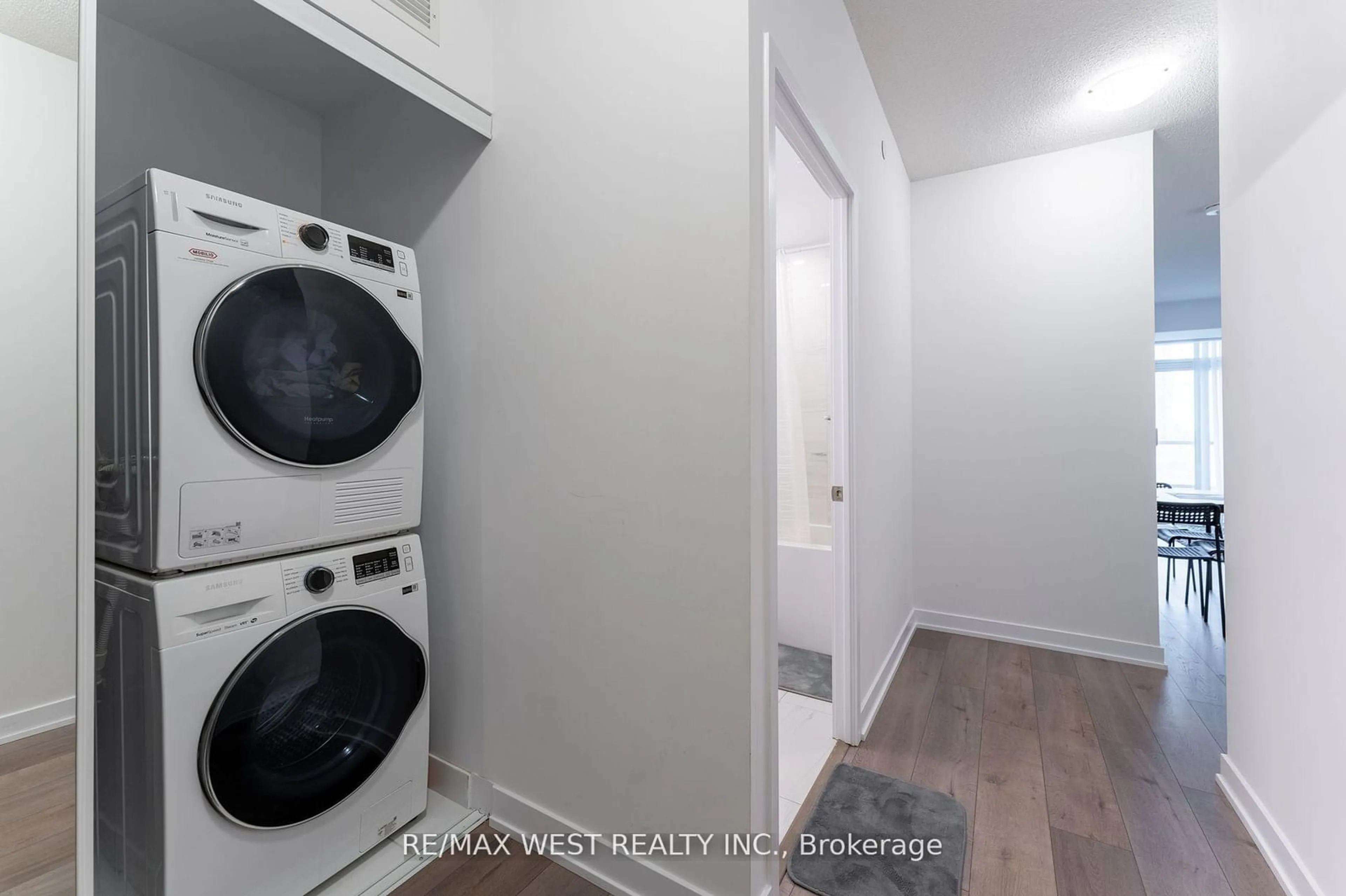 Laundry room for 38 Honeycrisp Cres #919, Vaughan Ontario L4K 0M8