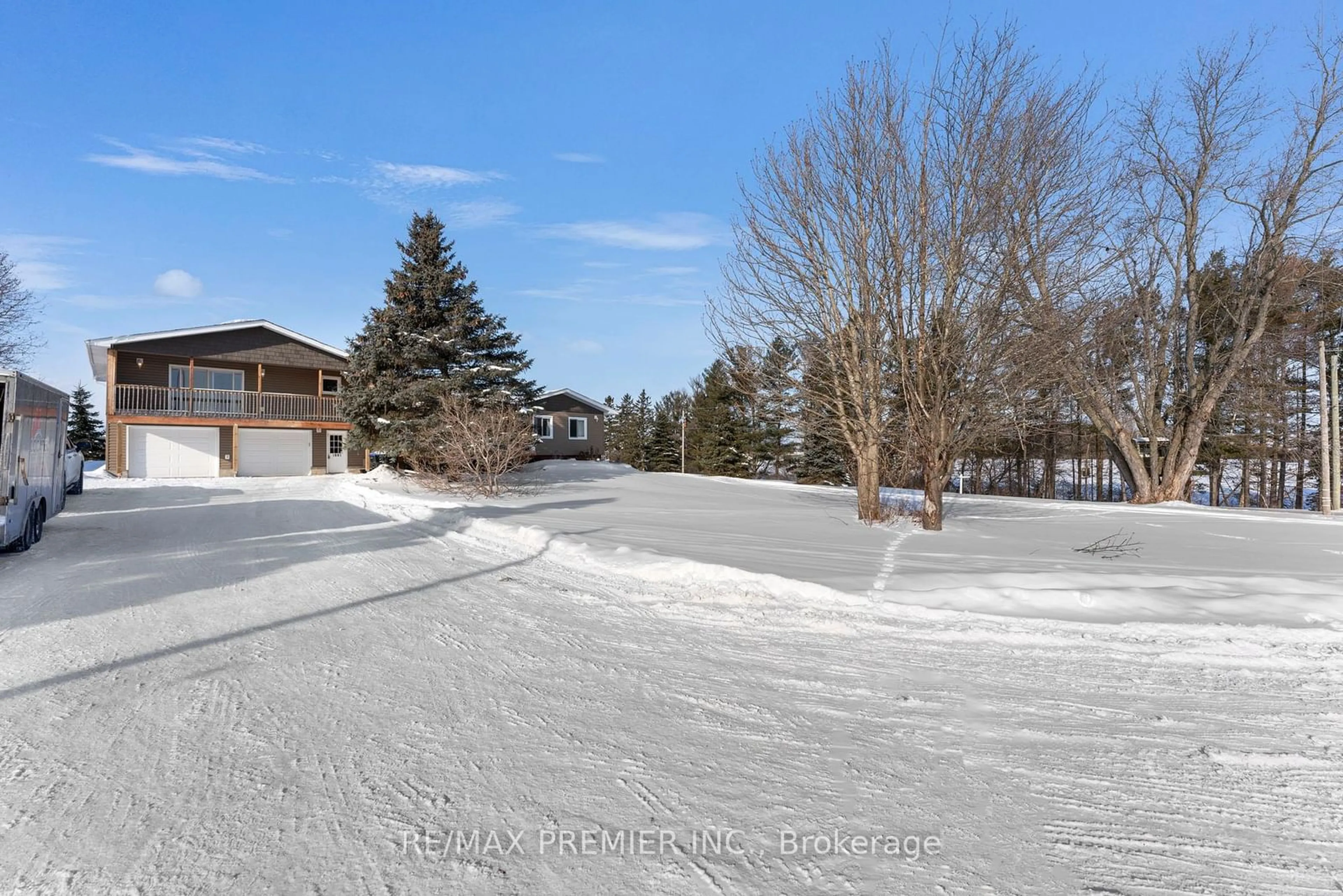 A pic from outside/outdoor area/front of a property/back of a property/a pic from drone, street for 1881 Gilford Rd, Innisfil Ontario L0L 1R0