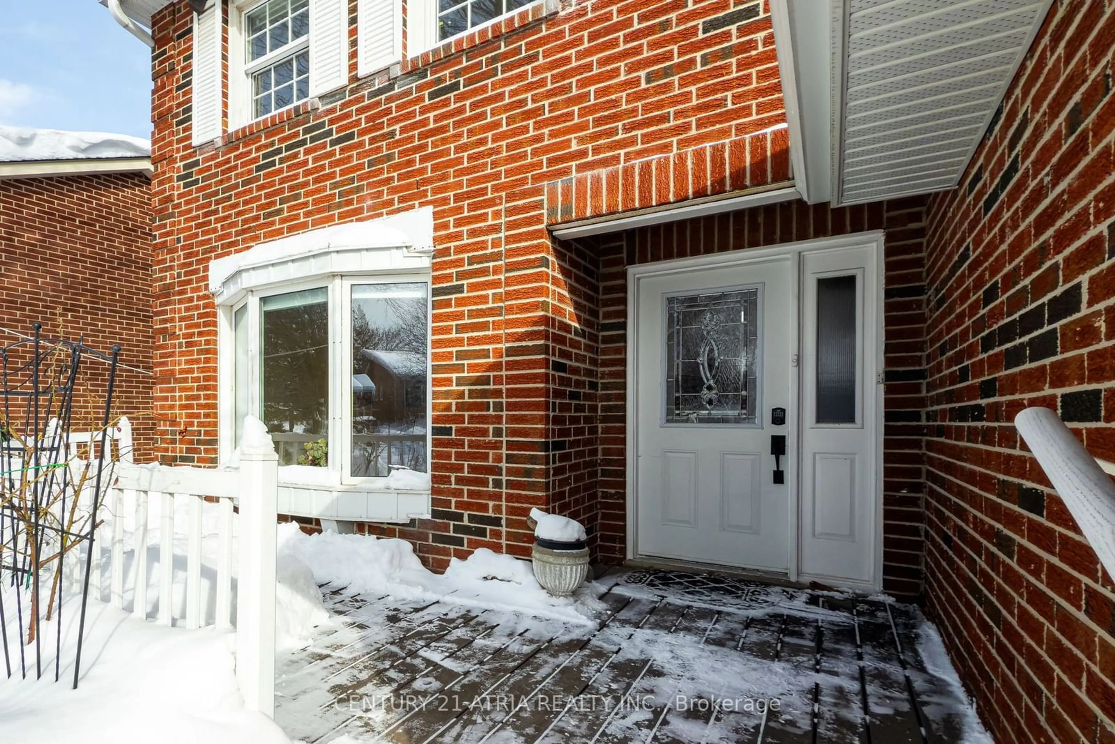 Home with brick exterior material, street for 124 Kingston Rd, Newmarket Ontario L3Y 5W7