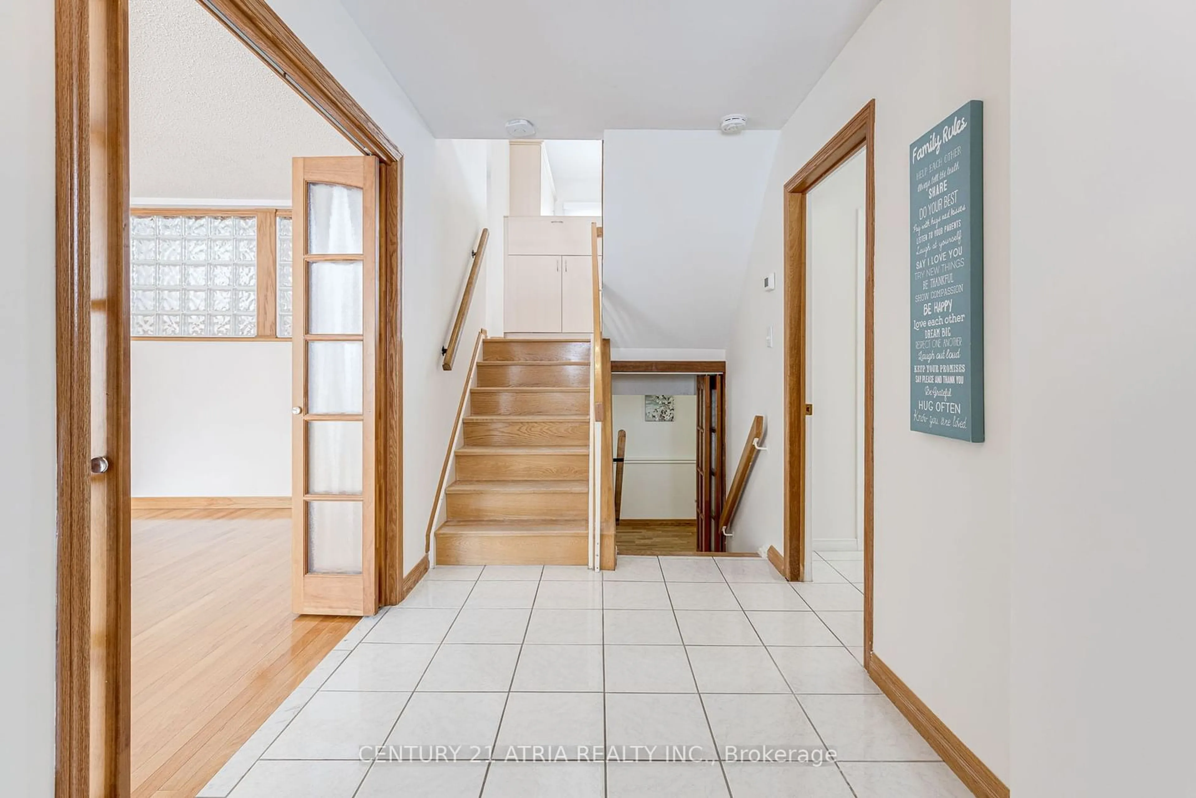 Indoor foyer for 124 Kingston Rd, Newmarket Ontario L3Y 5W7