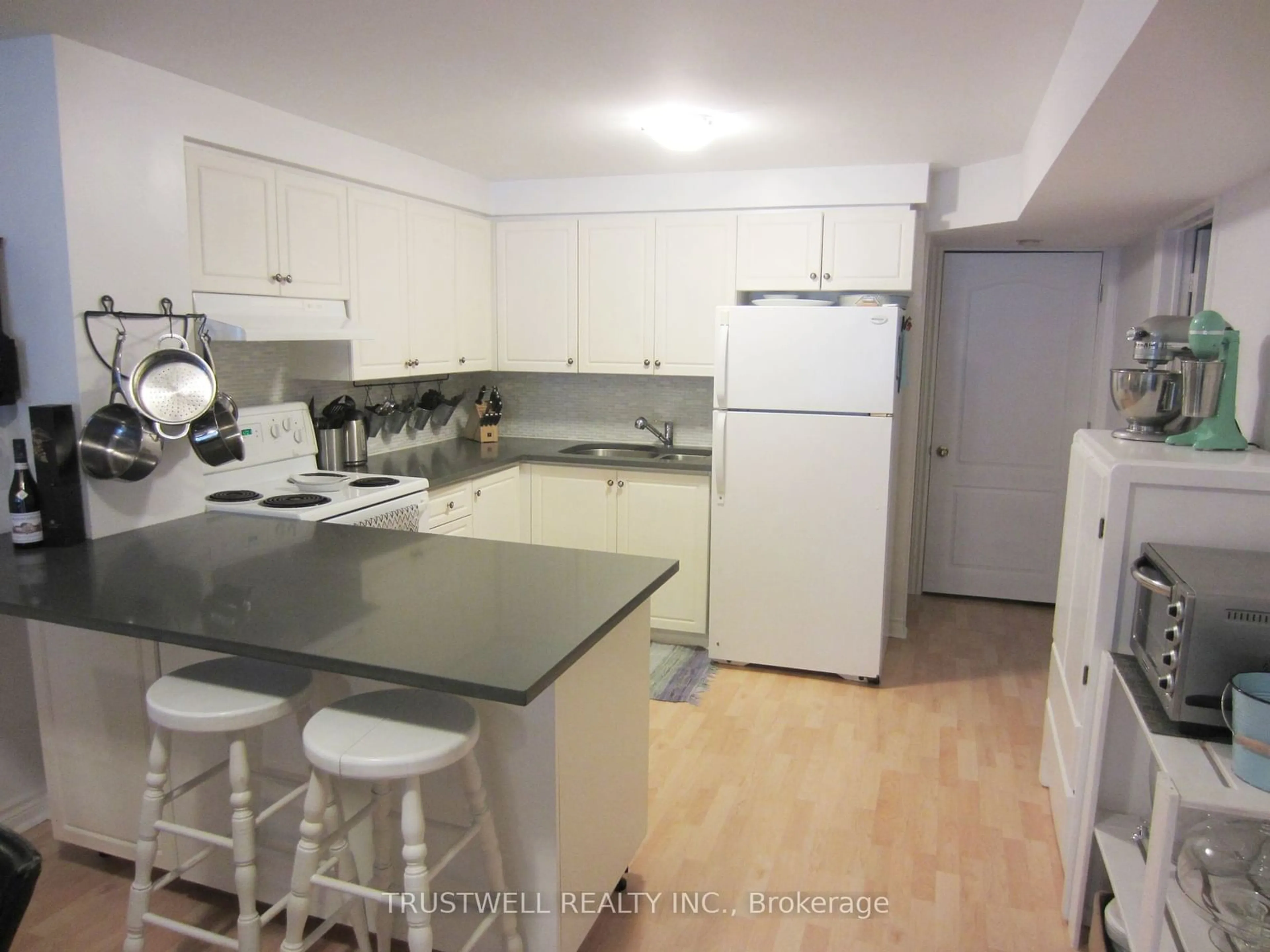 Standard kitchen, unknown for 23 Wilson St, Markham Ontario L3P 1M9