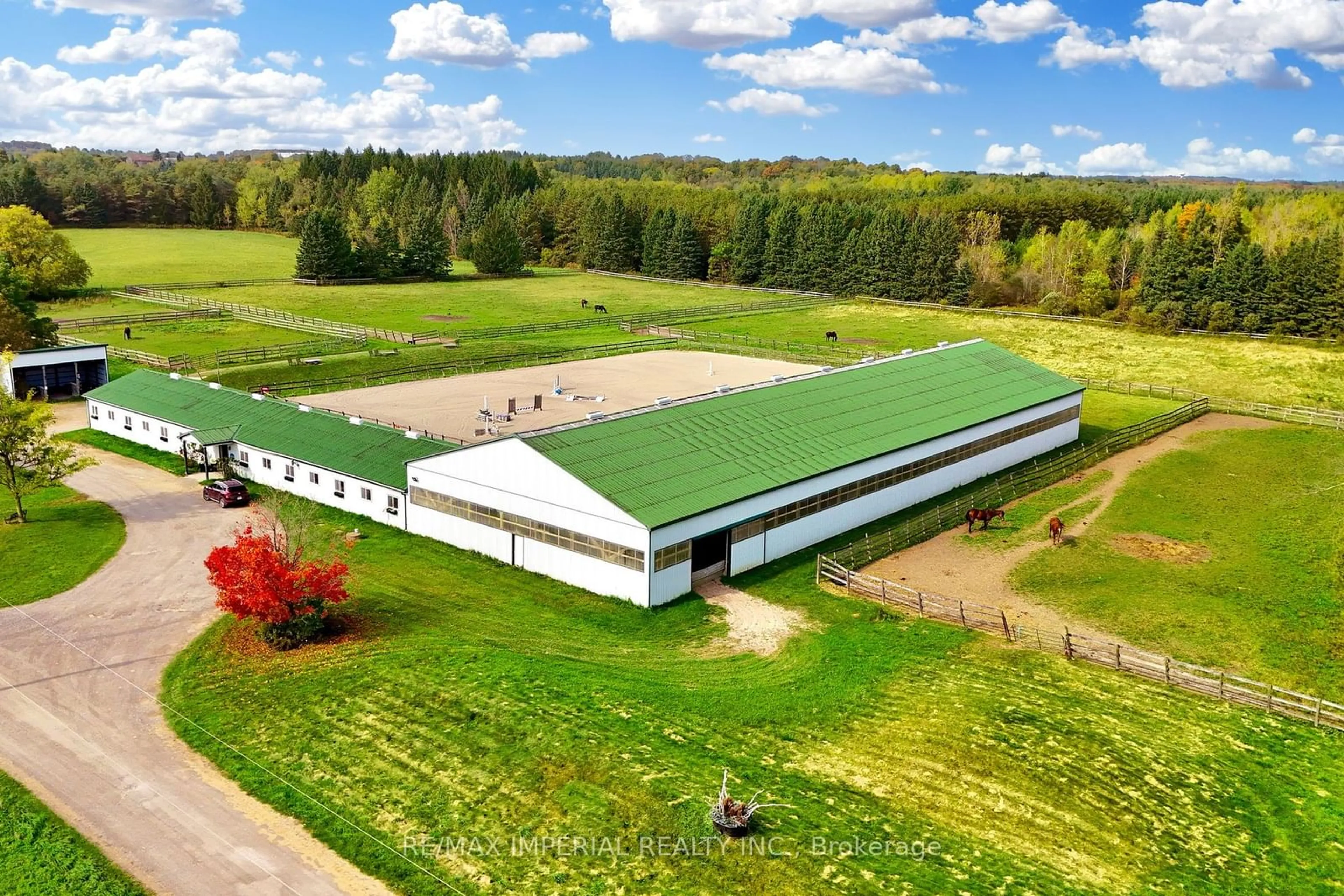 A pic from outside/outdoor area/front of a property/back of a property/a pic from drone, building for 18054 Warden Ave, East Gwillimbury Ontario L0G 1V0