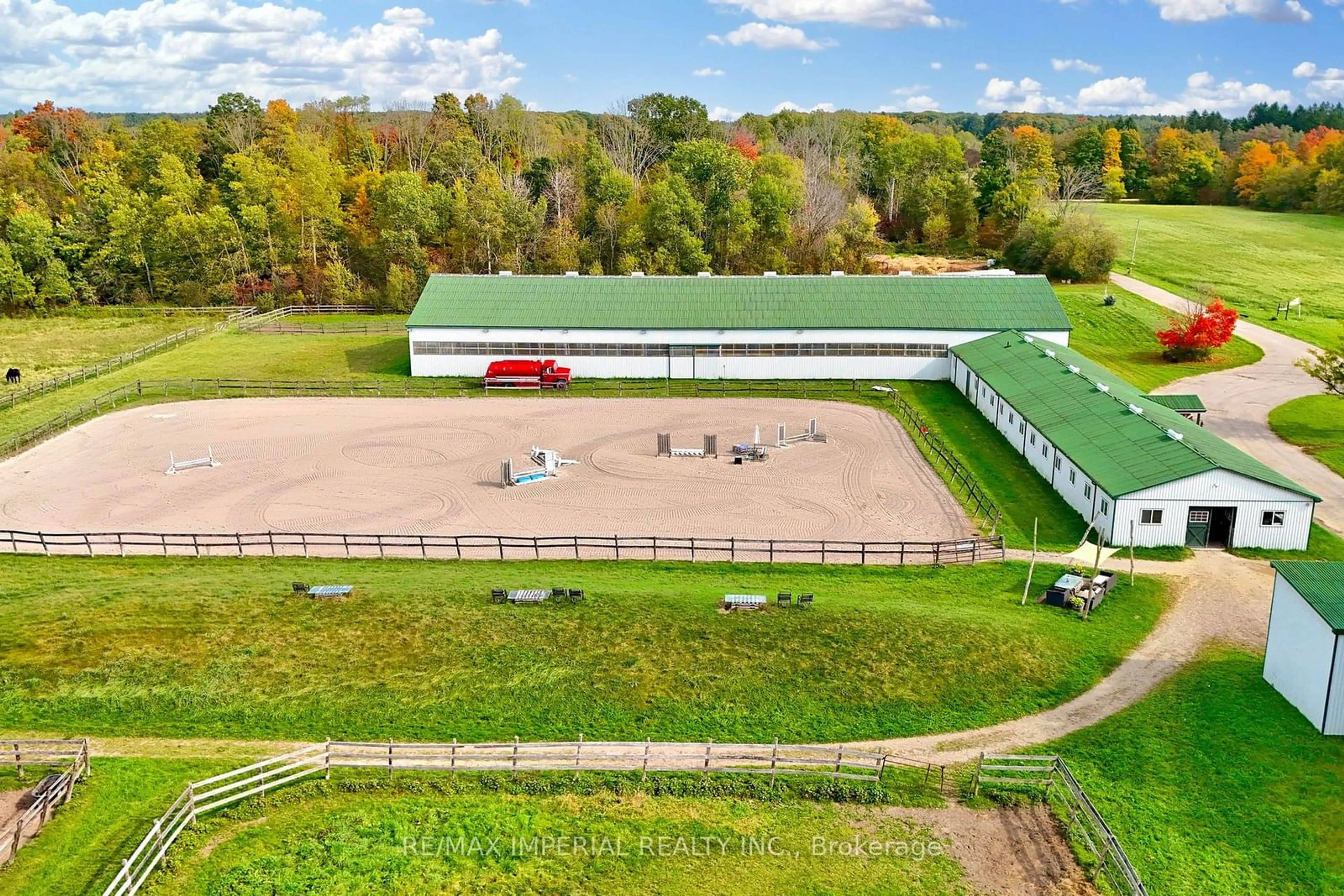 A pic from outside/outdoor area/front of a property/back of a property/a pic from drone, building for 18054 Warden Ave, East Gwillimbury Ontario L0G 1V0