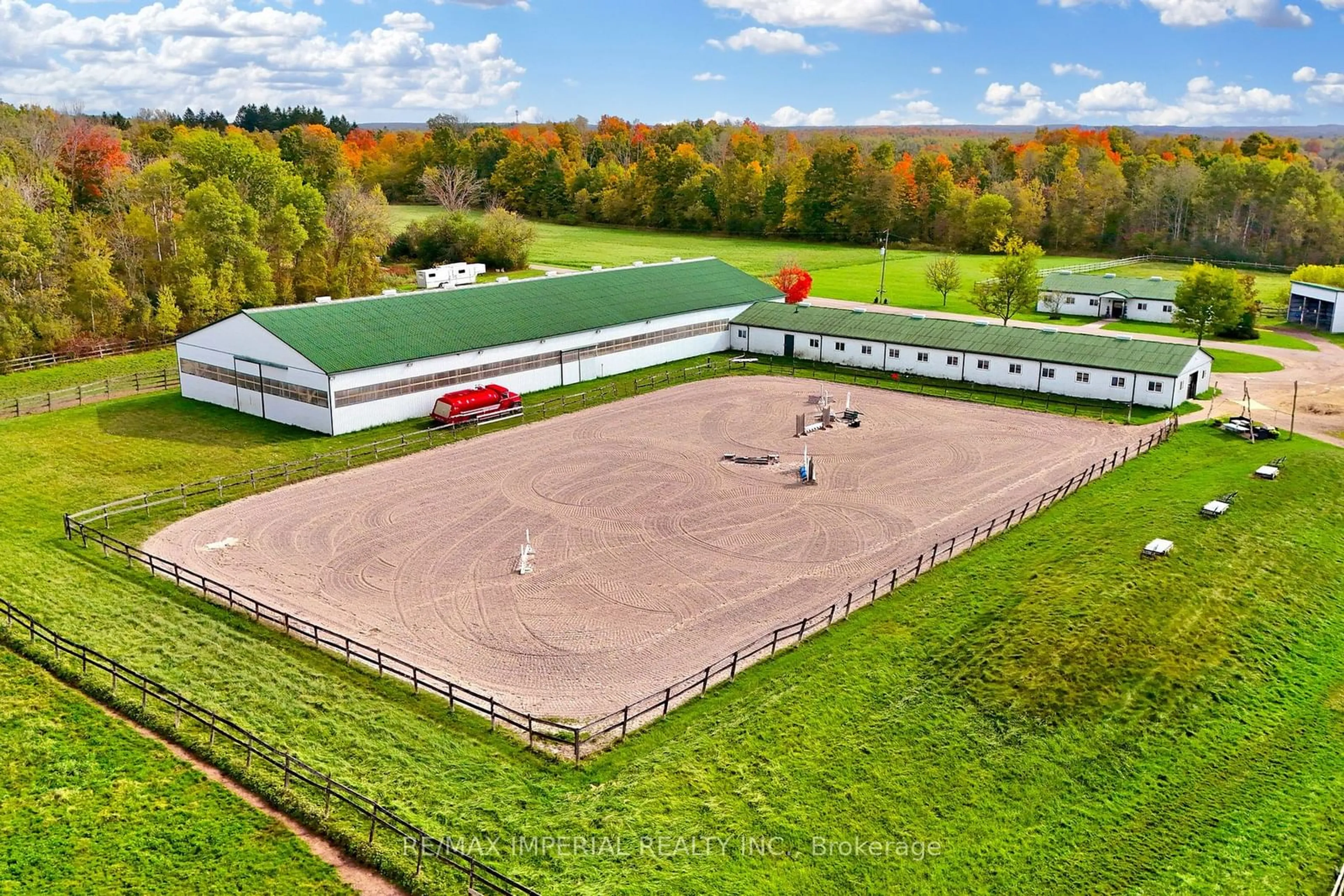 A pic from outside/outdoor area/front of a property/back of a property/a pic from drone, building for 18054 Warden Ave, East Gwillimbury Ontario L0G 1V0