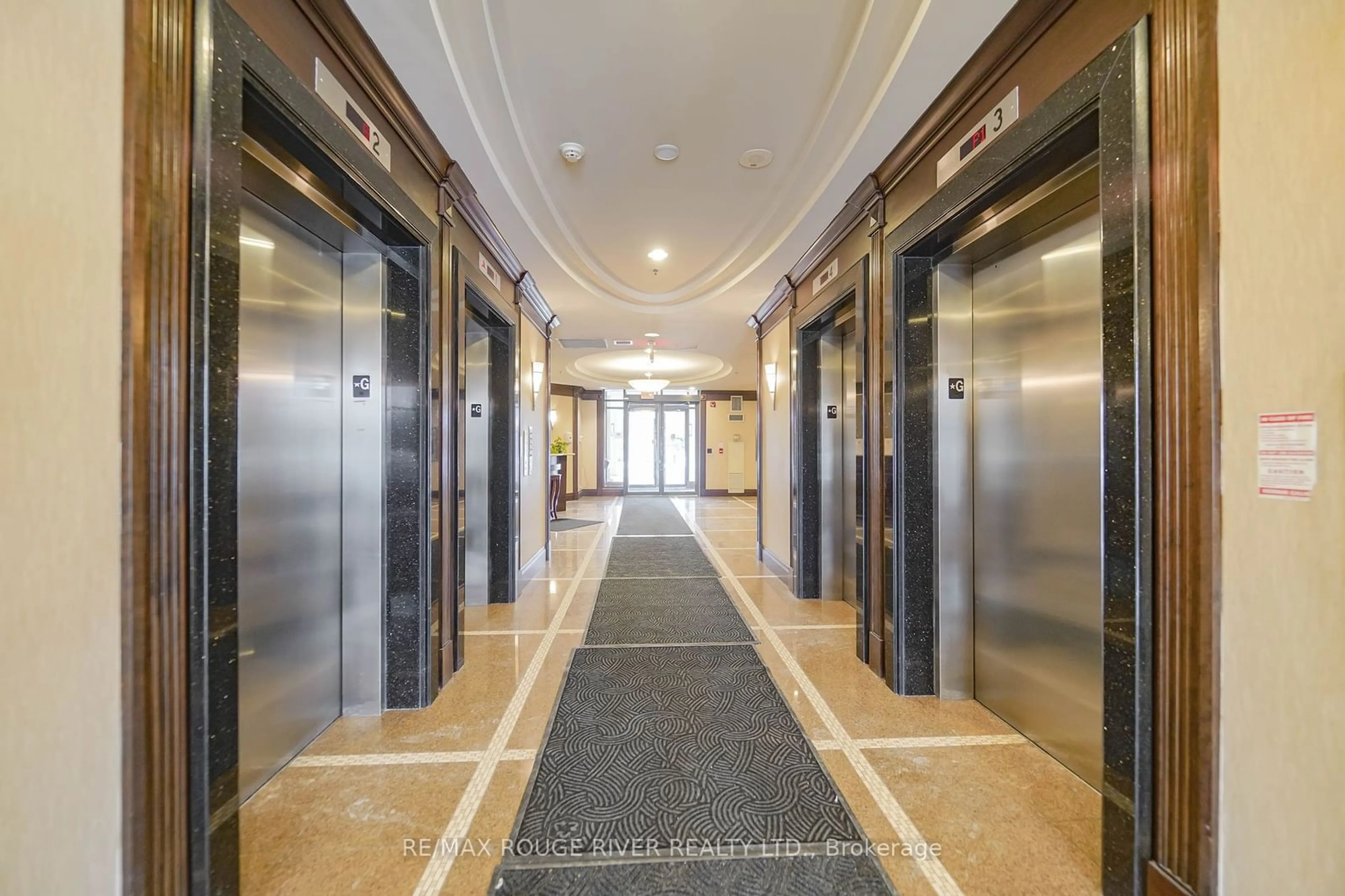 Indoor foyer for 18 Harding Blvd #425, Richmond Hill Ontario L4C 0T3