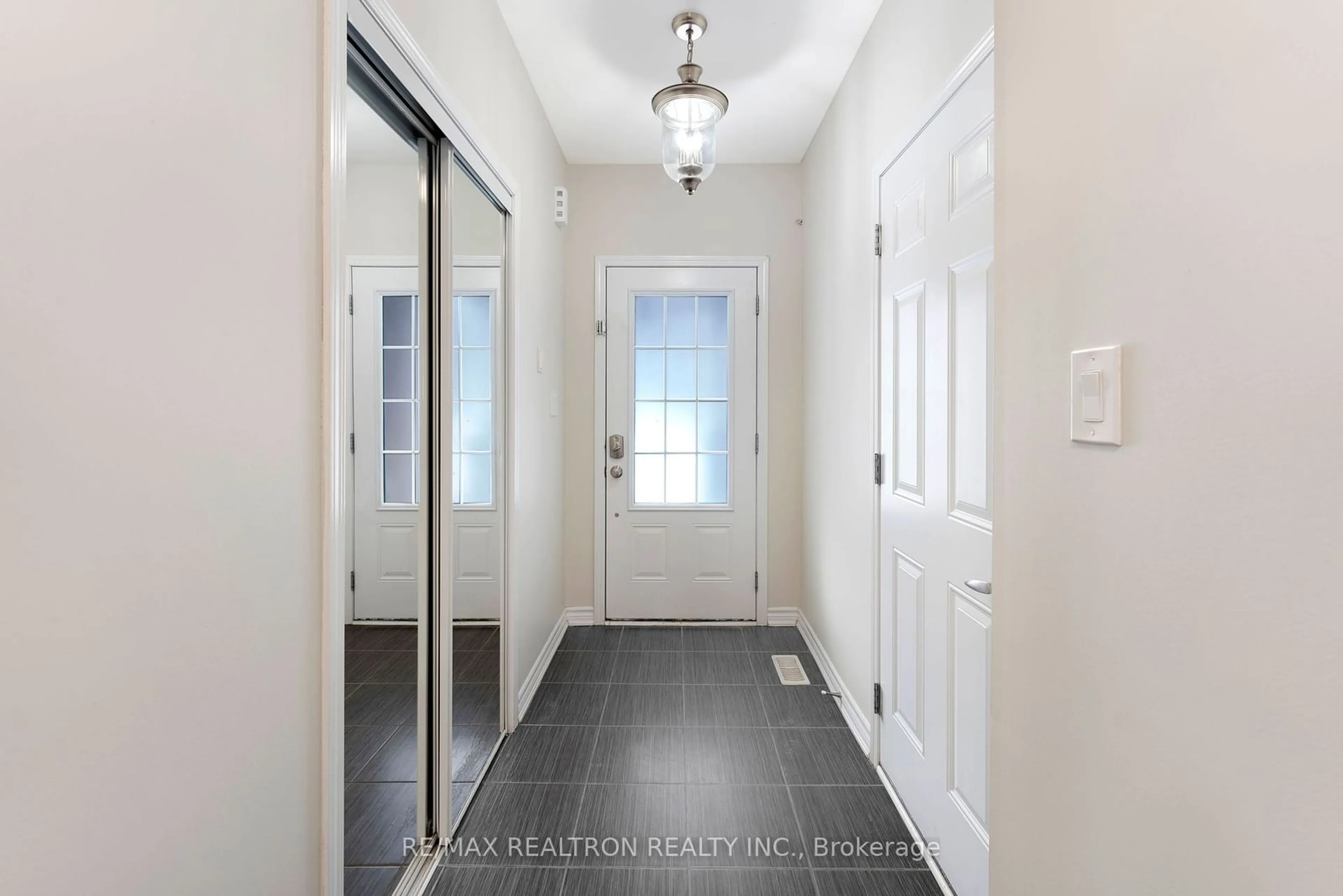 Indoor entryway for 15 Stocks Lane, Aurora Ontario L4G 0Y2