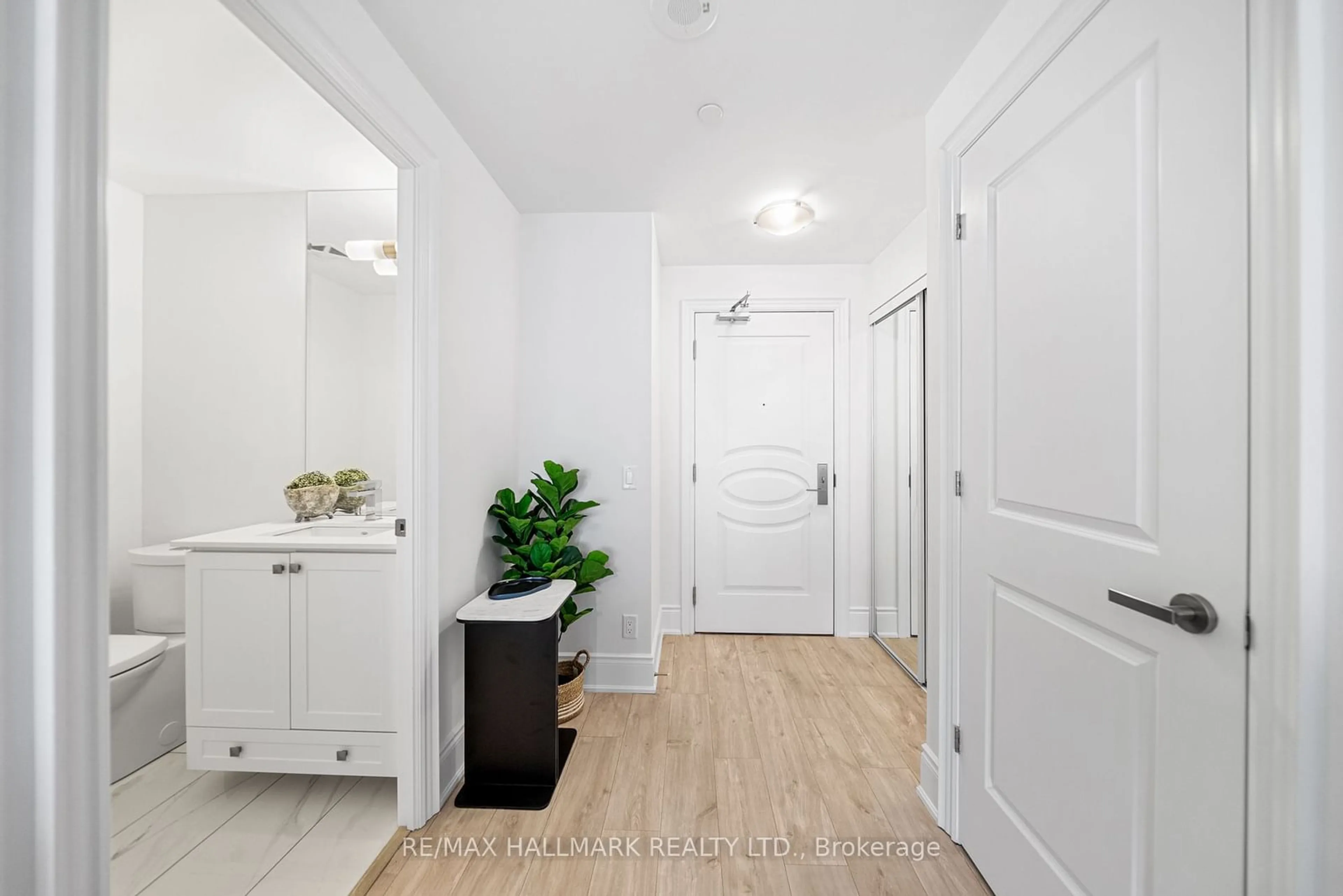 Indoor entryway for 9075 Jane St #902, Vaughan Ontario L4K 0L7